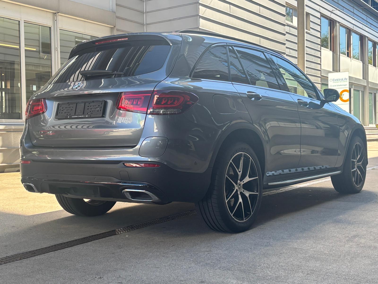 MERCEDES-BENZ GLC 300 e AMG Line 4Matic 9G-Tronic-image-5