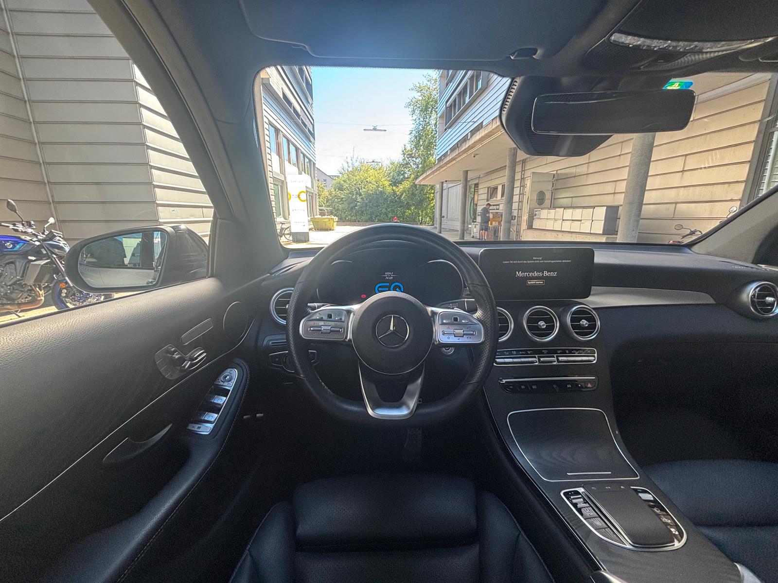 MERCEDES-BENZ GLC 300 e AMG Line 4Matic 9G-Tronic-image-10