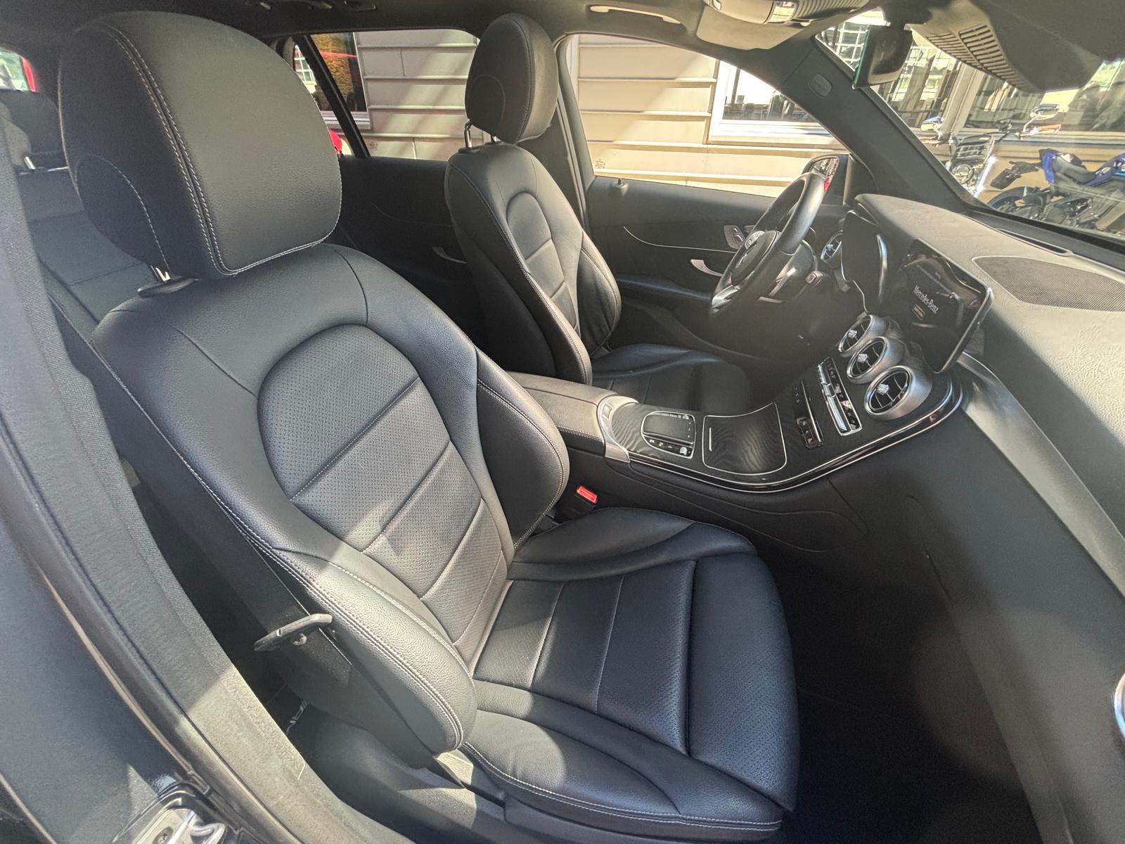 MERCEDES-BENZ GLC 300 e AMG Line 4Matic 9G-Tronic-image-19