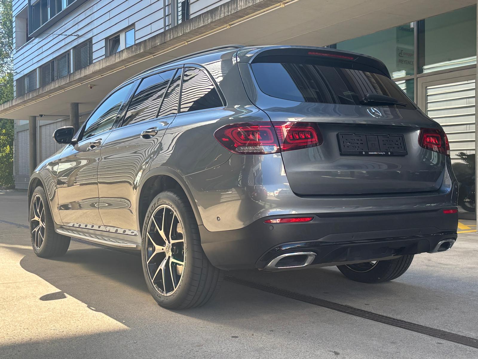 MERCEDES-BENZ GLC 300 e AMG Line 4Matic 9G-Tronic-image-2