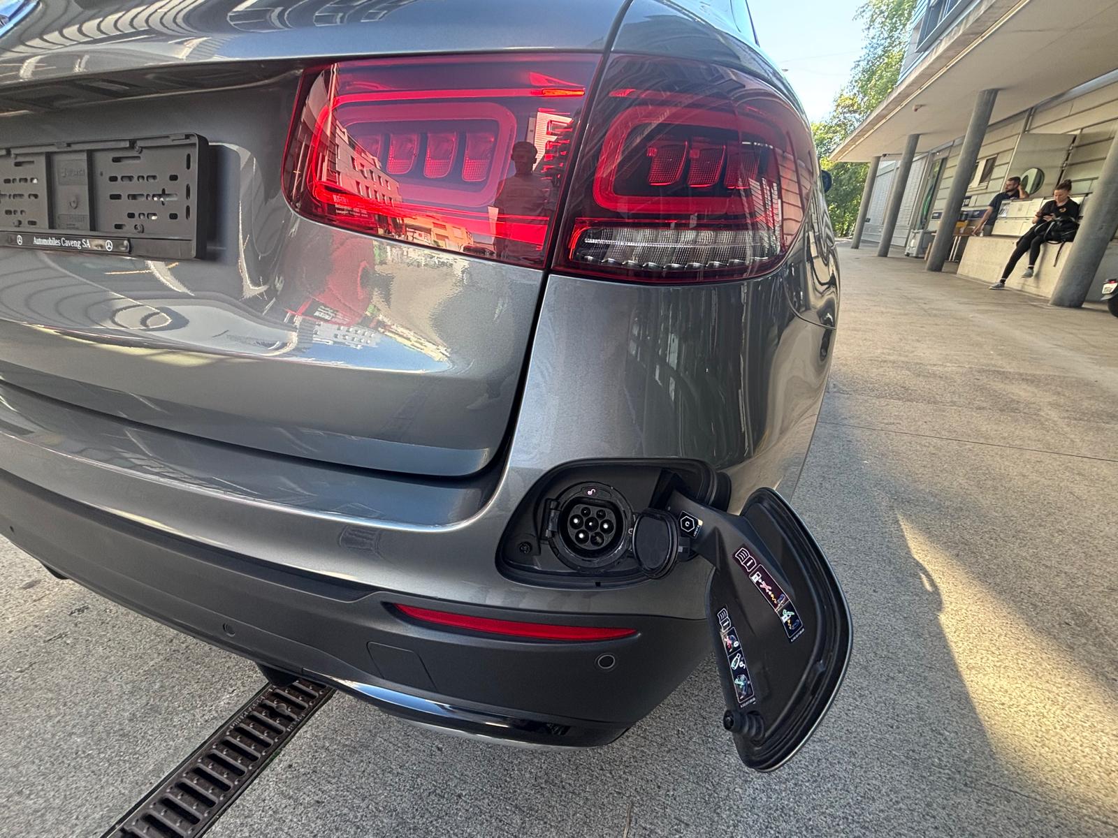 MERCEDES-BENZ GLC 300 e AMG Line 4Matic 9G-Tronic-image-4
