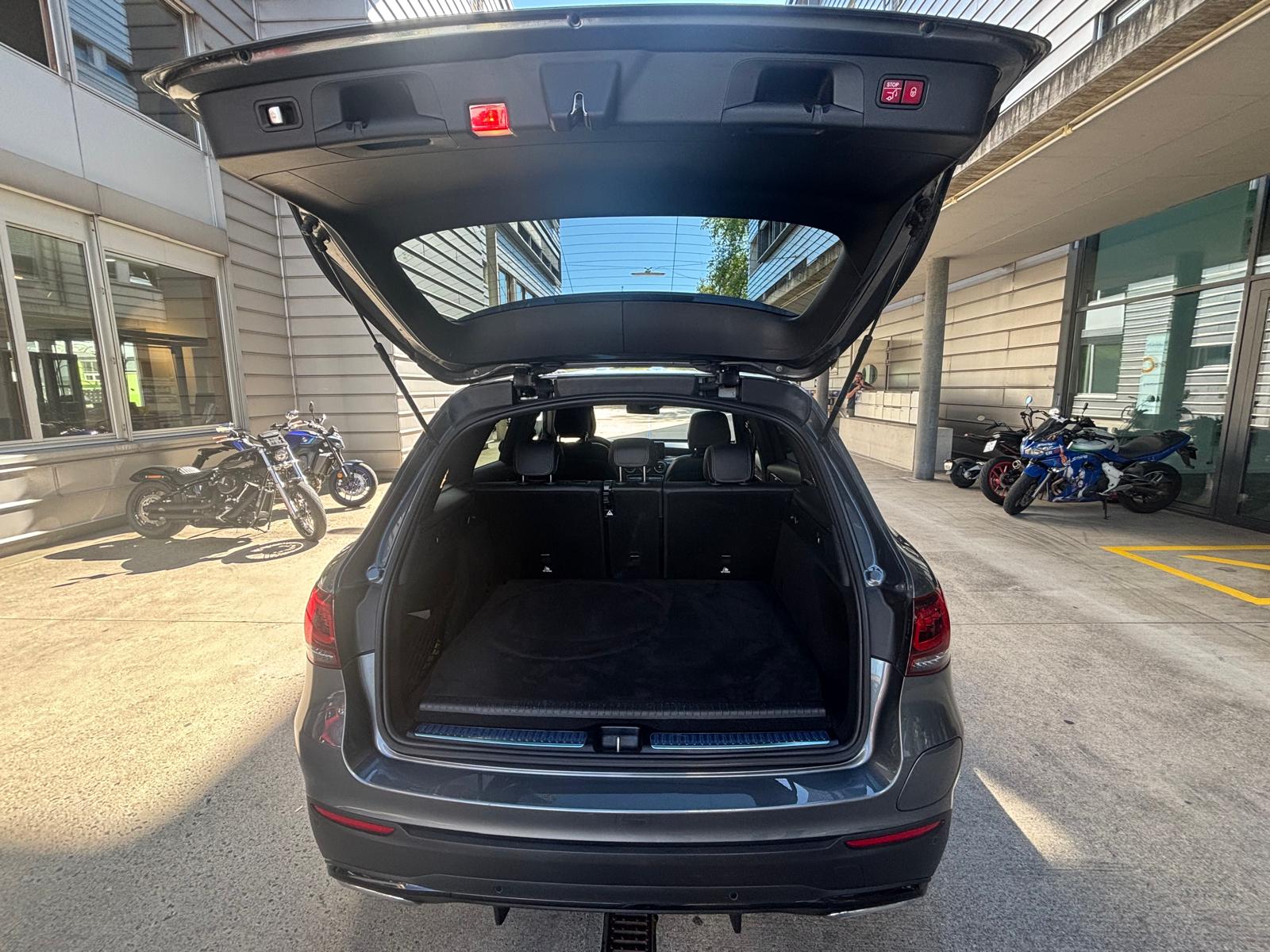 MERCEDES-BENZ GLC 300 e AMG Line 4Matic 9G-Tronic-image-21