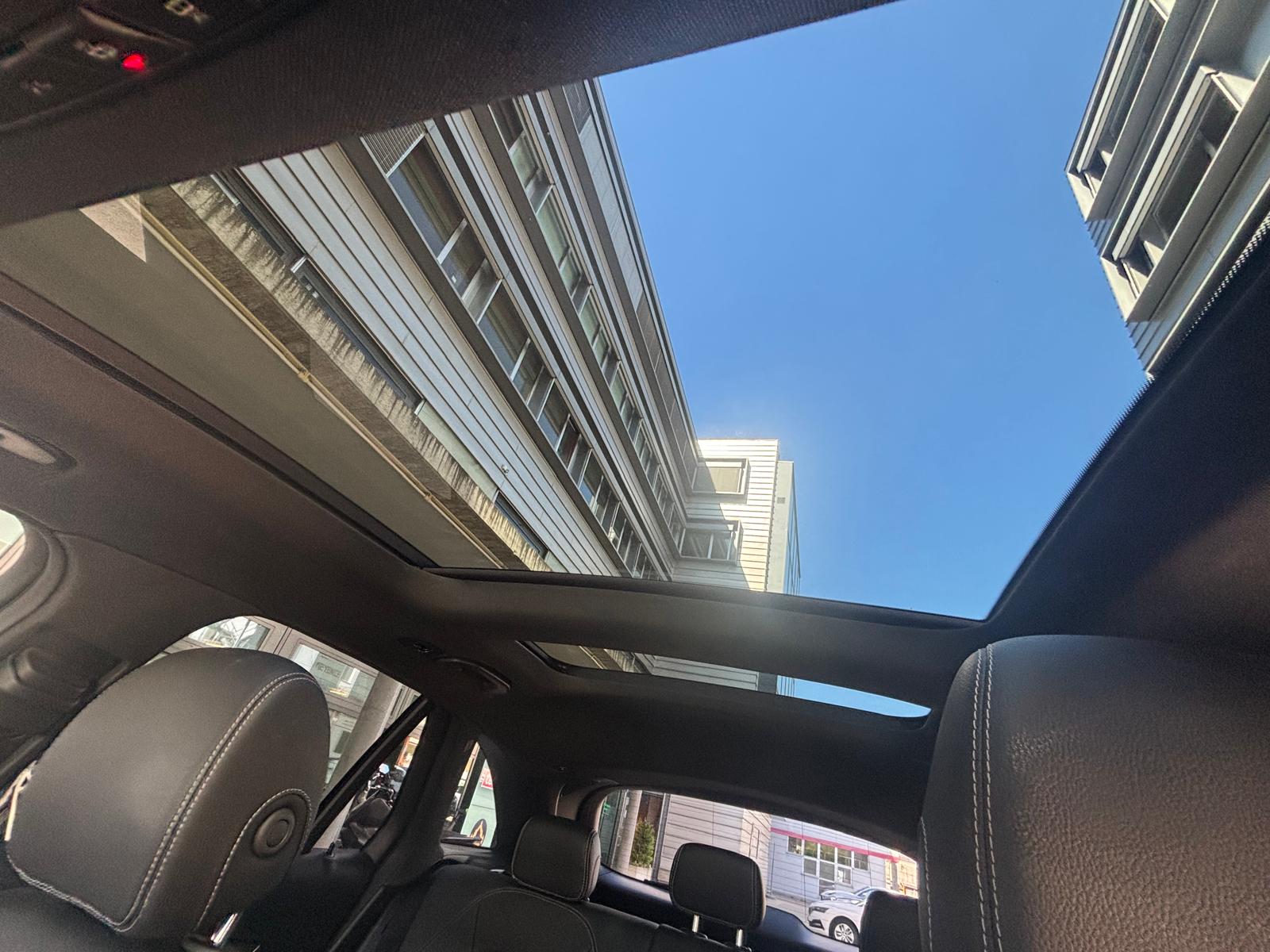 MERCEDES-BENZ GLC 300 e AMG Line 4Matic 9G-Tronic-image-17