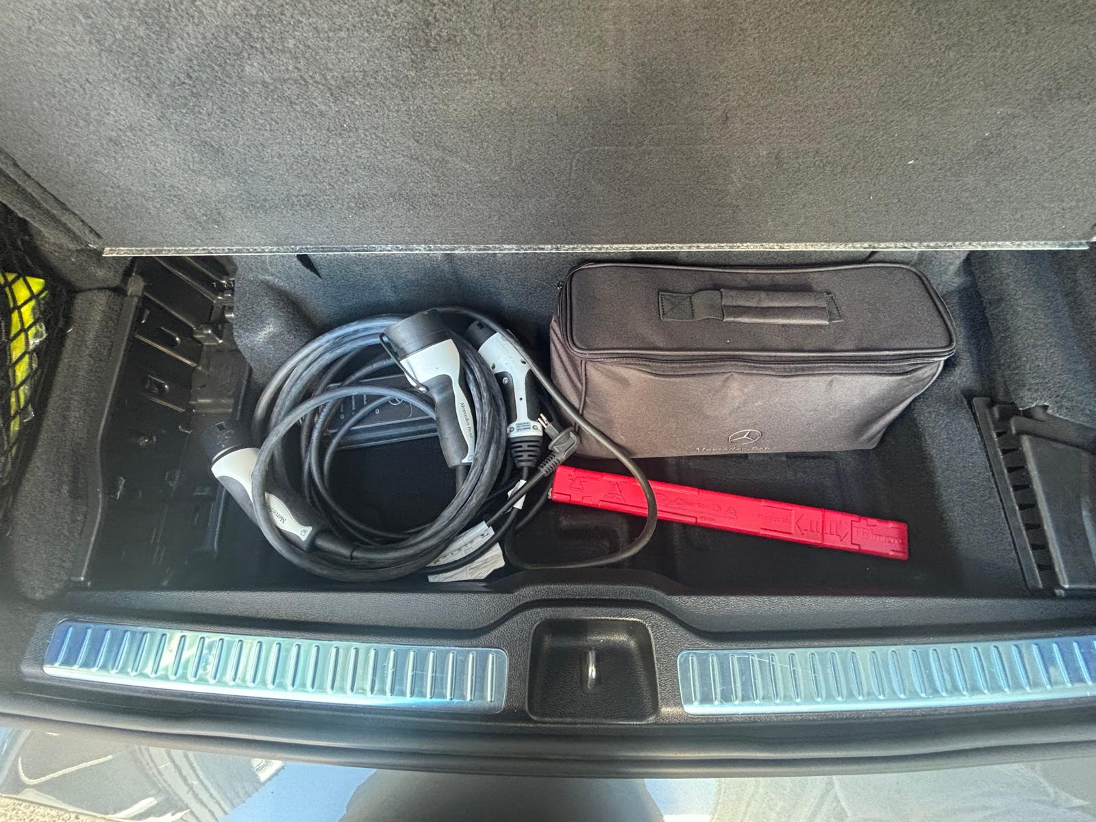 MERCEDES-BENZ GLC 300 e AMG Line 4Matic 9G-Tronic-image-23