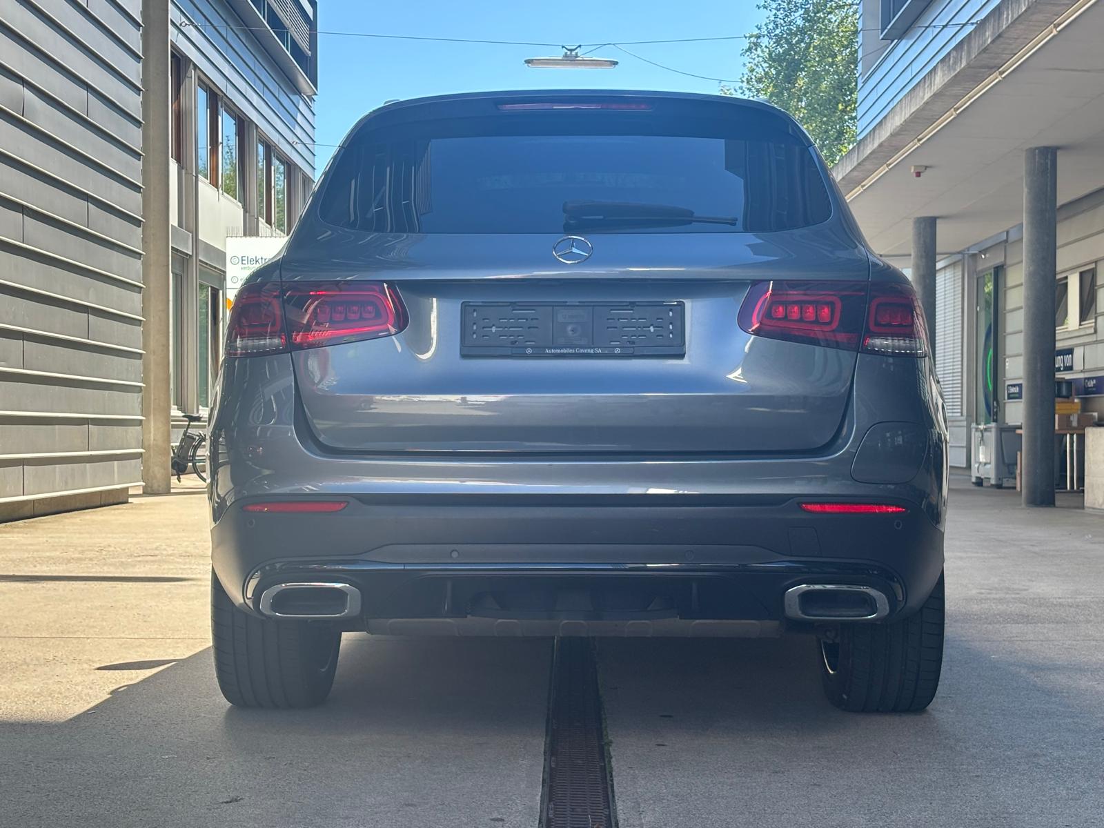 MERCEDES-BENZ GLC 300 e AMG Line 4Matic 9G-Tronic-image-3