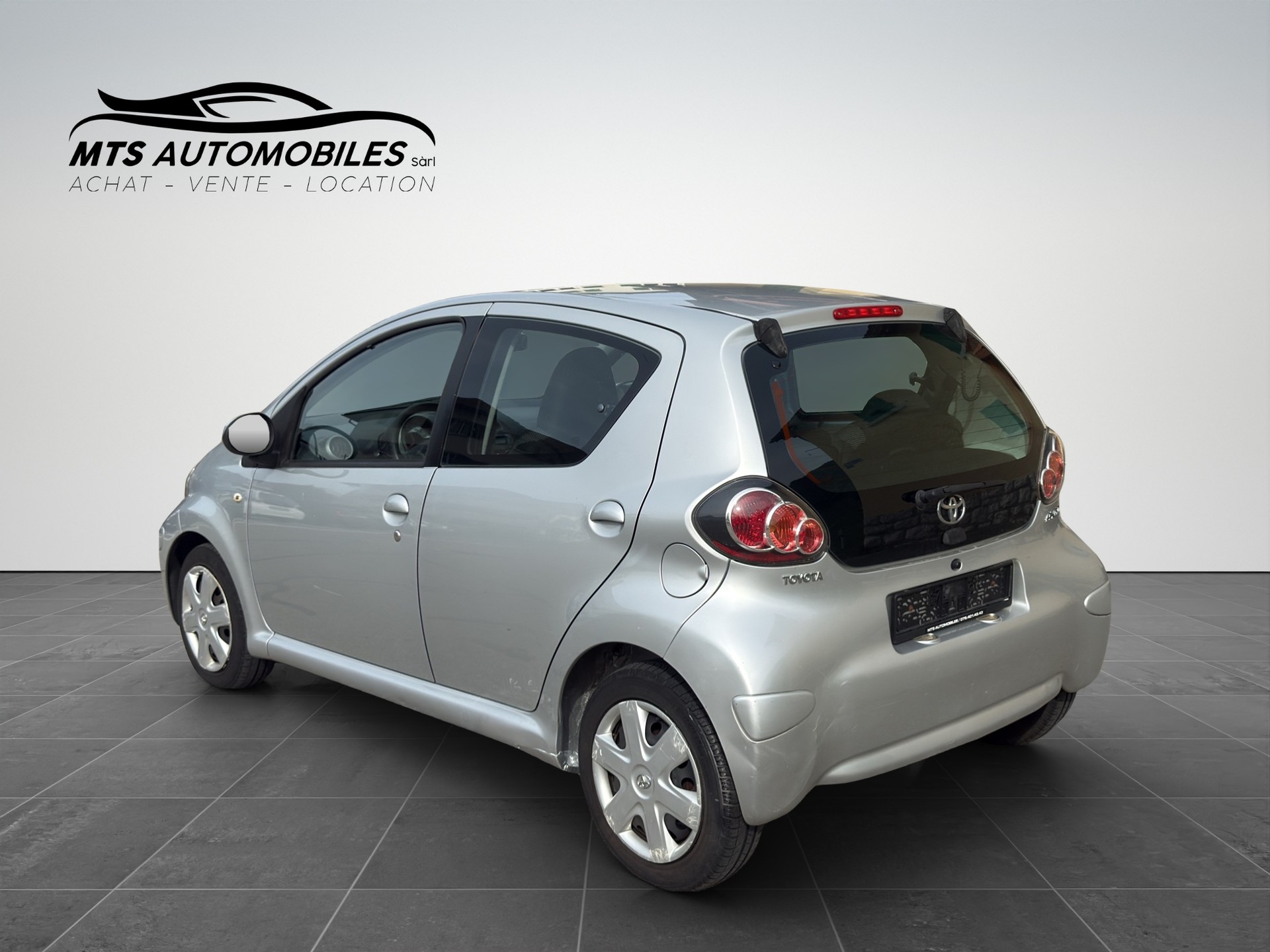 TOYOTA Aygo 1.0 Linea Luna-image-3