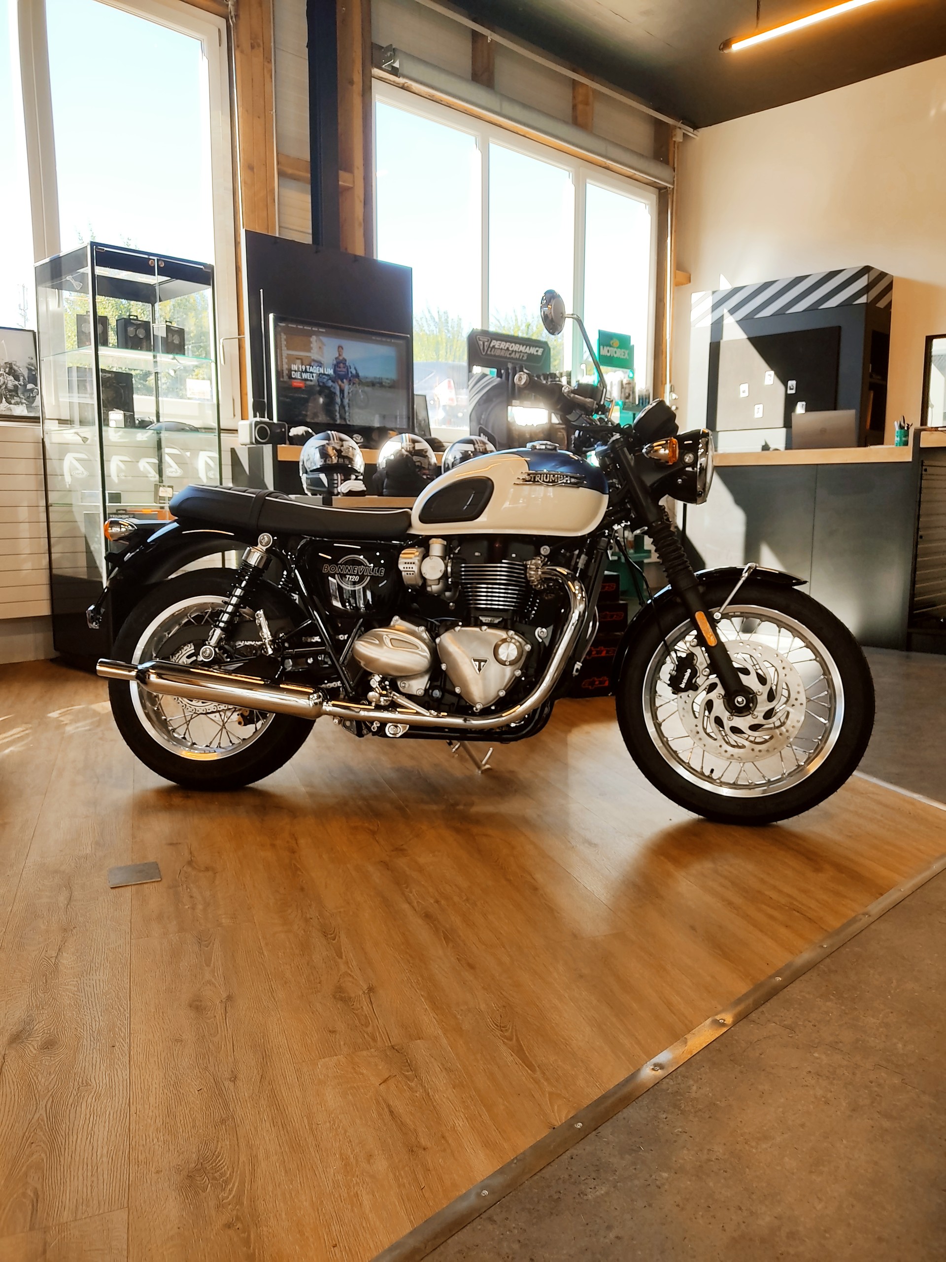 TRIUMPH Bonneville T120-showroom-element-1