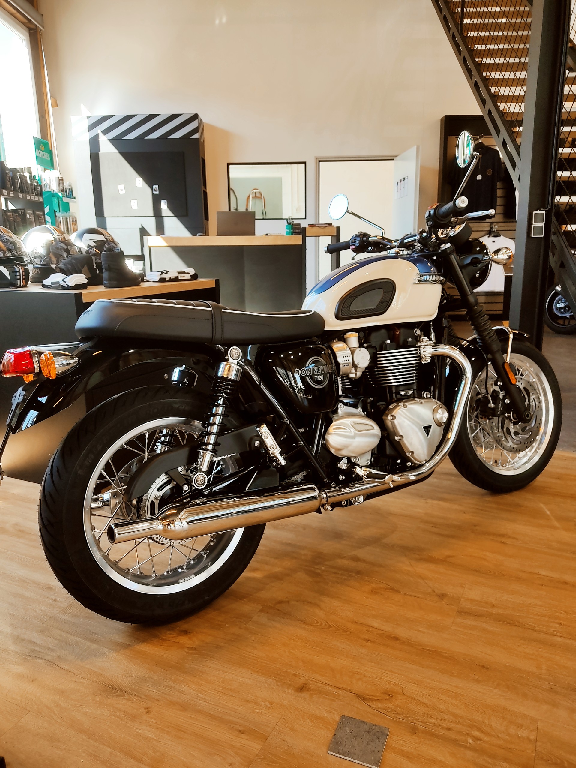 TRIUMPH Bonneville T120-showroom-element-2
