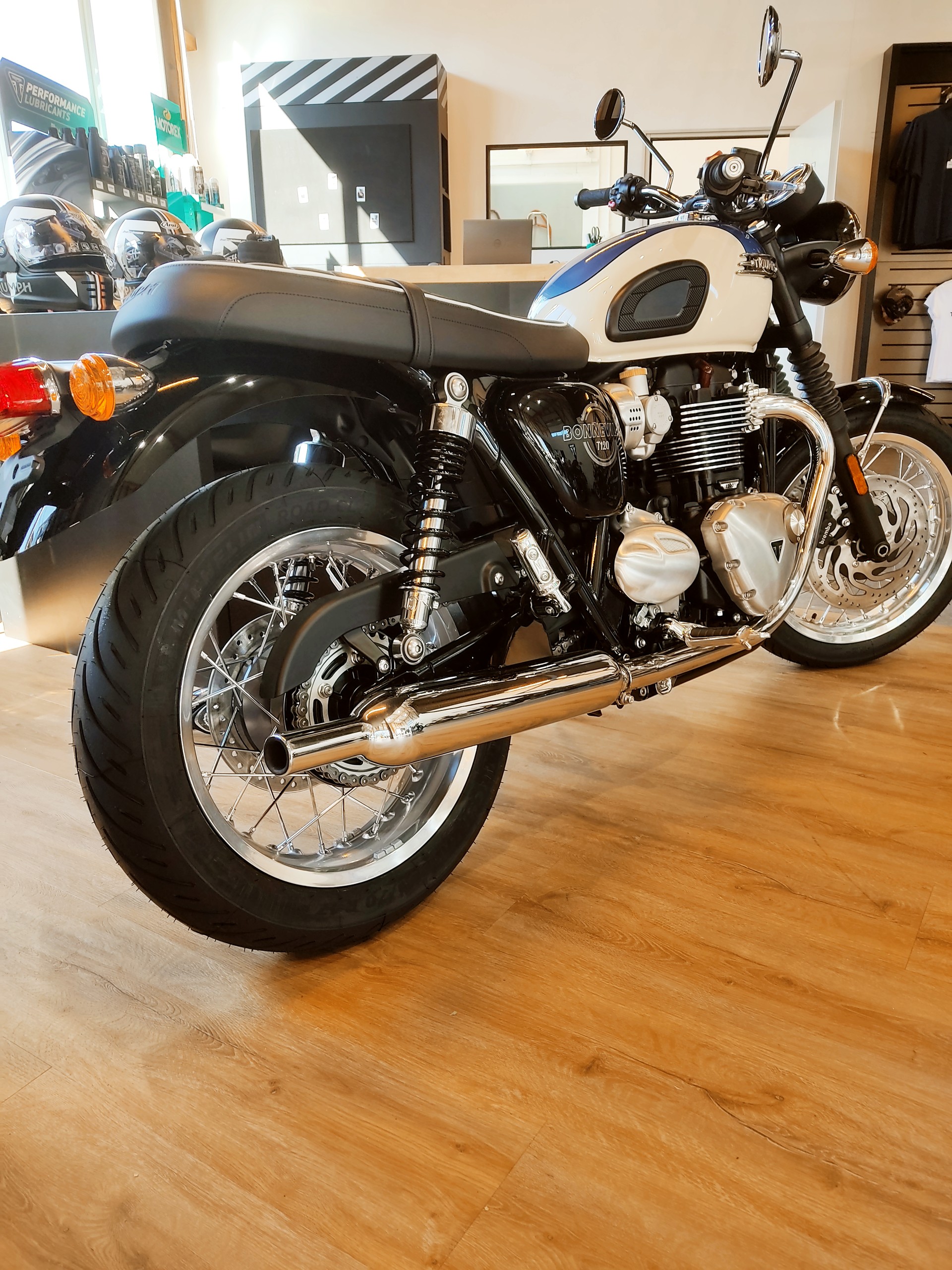 TRIUMPH Bonneville T120-showroom-element-3