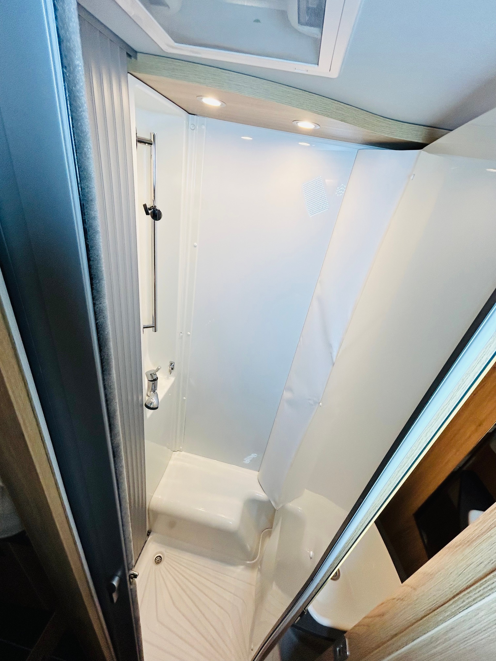 KNAUS Sky Ti 650 Platinum-image-20