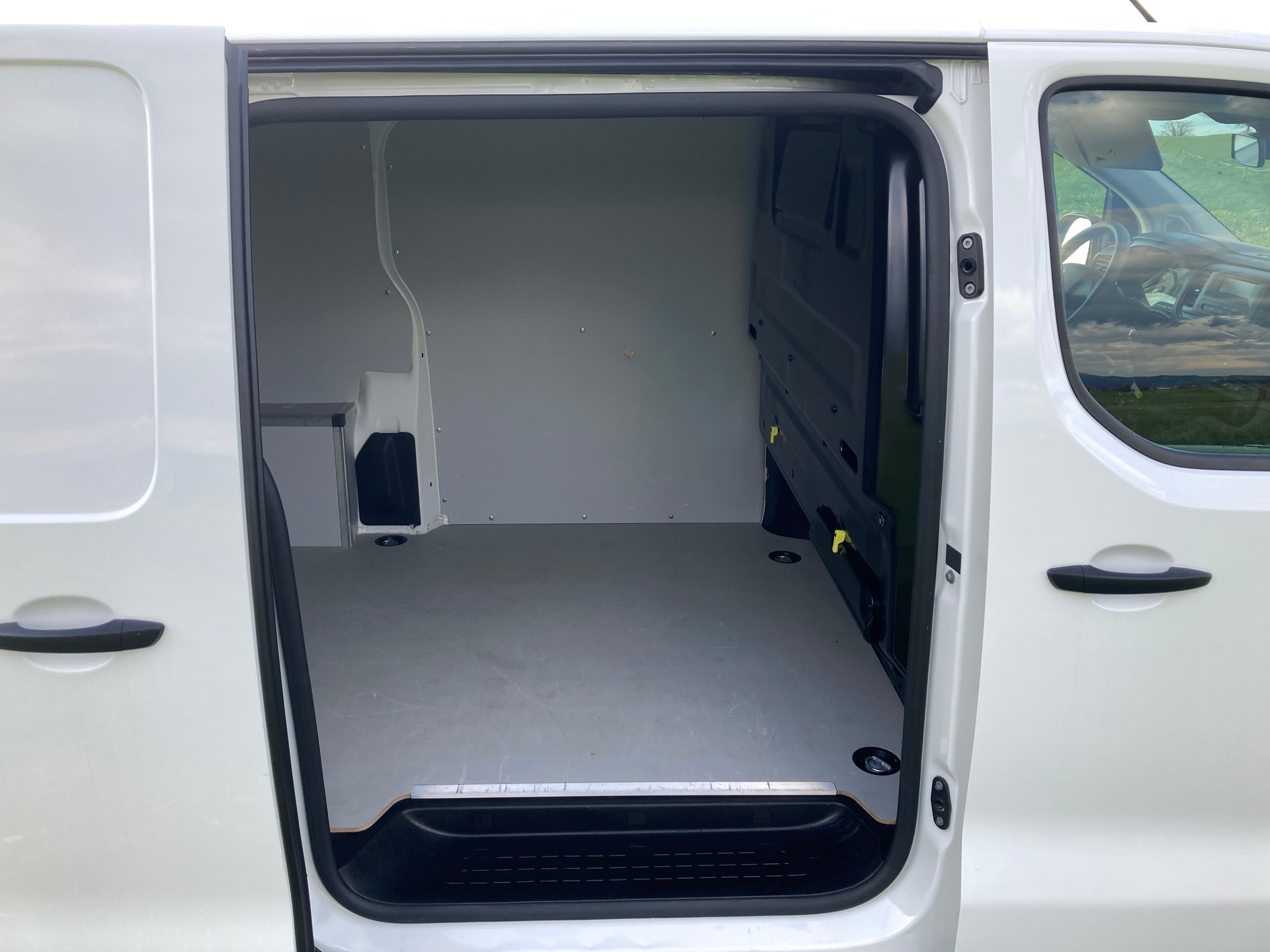 CITROEN Jumpy 1.5 BlueHDi 100 M Komfort mit Anhängerkupplung-image-6