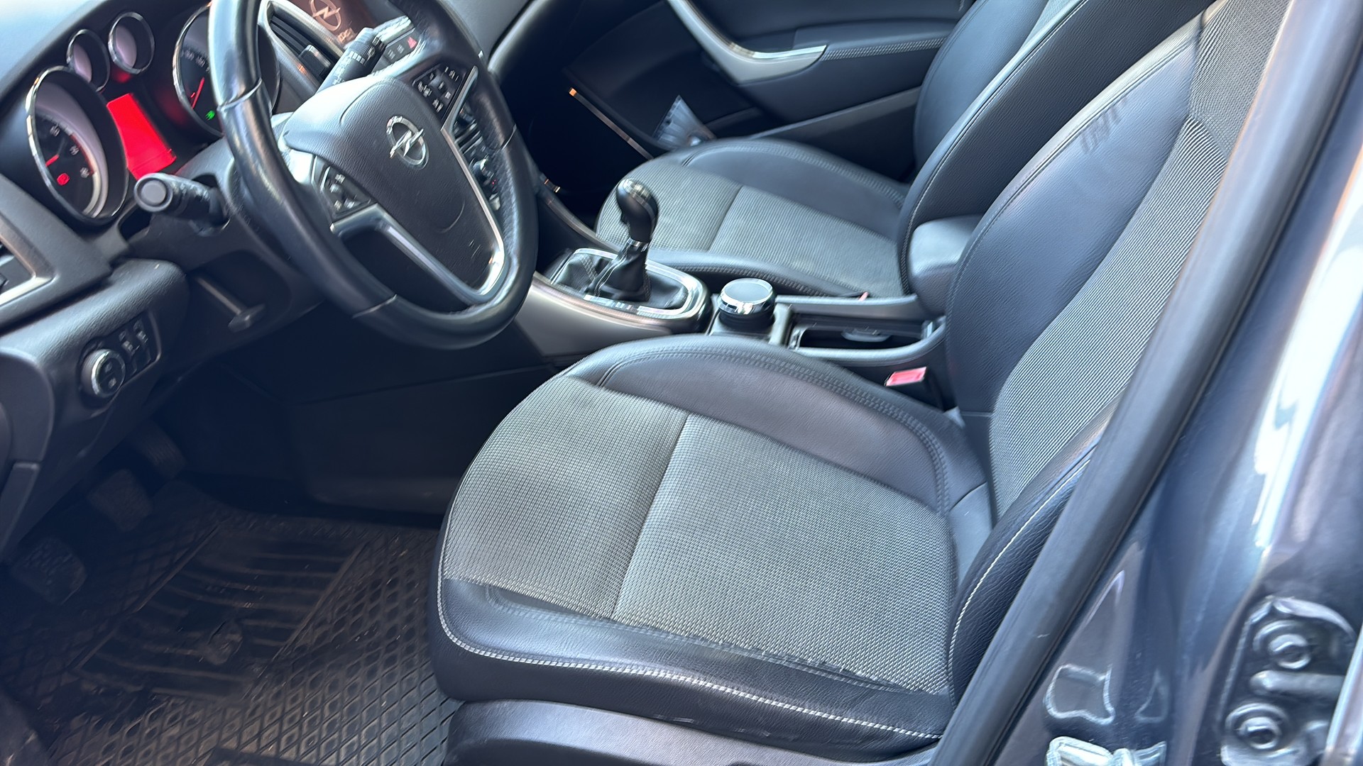 OPEL Astra 1.6i 16V Turbo Cosmo-image-8