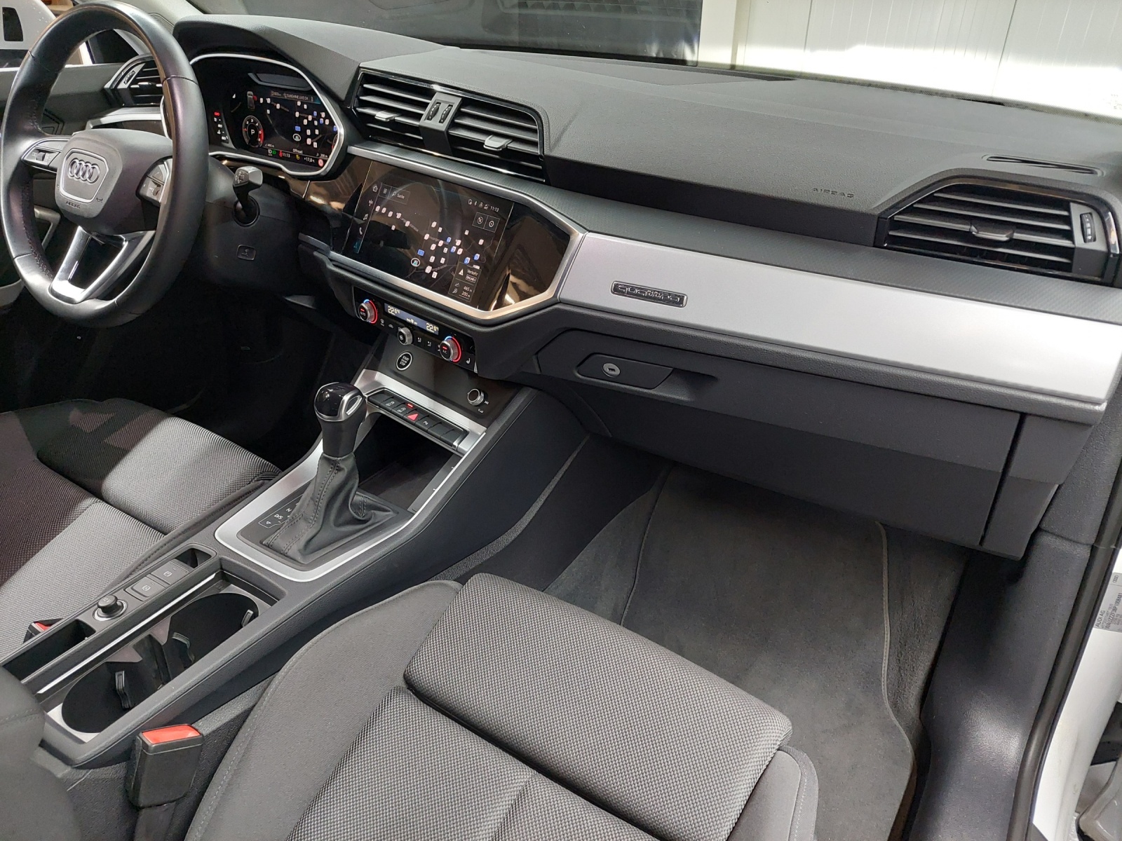 AUDI Q3 35 TDI S line quattro S-tronic-image-9