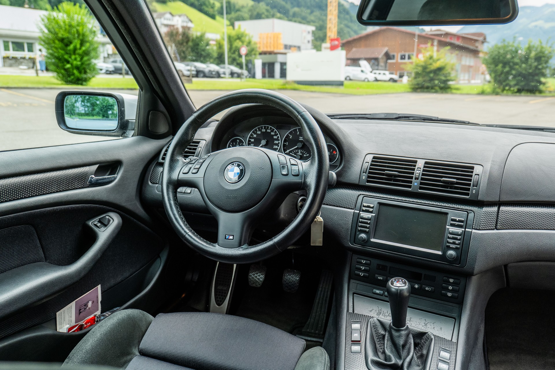 BMW 330i-image-12