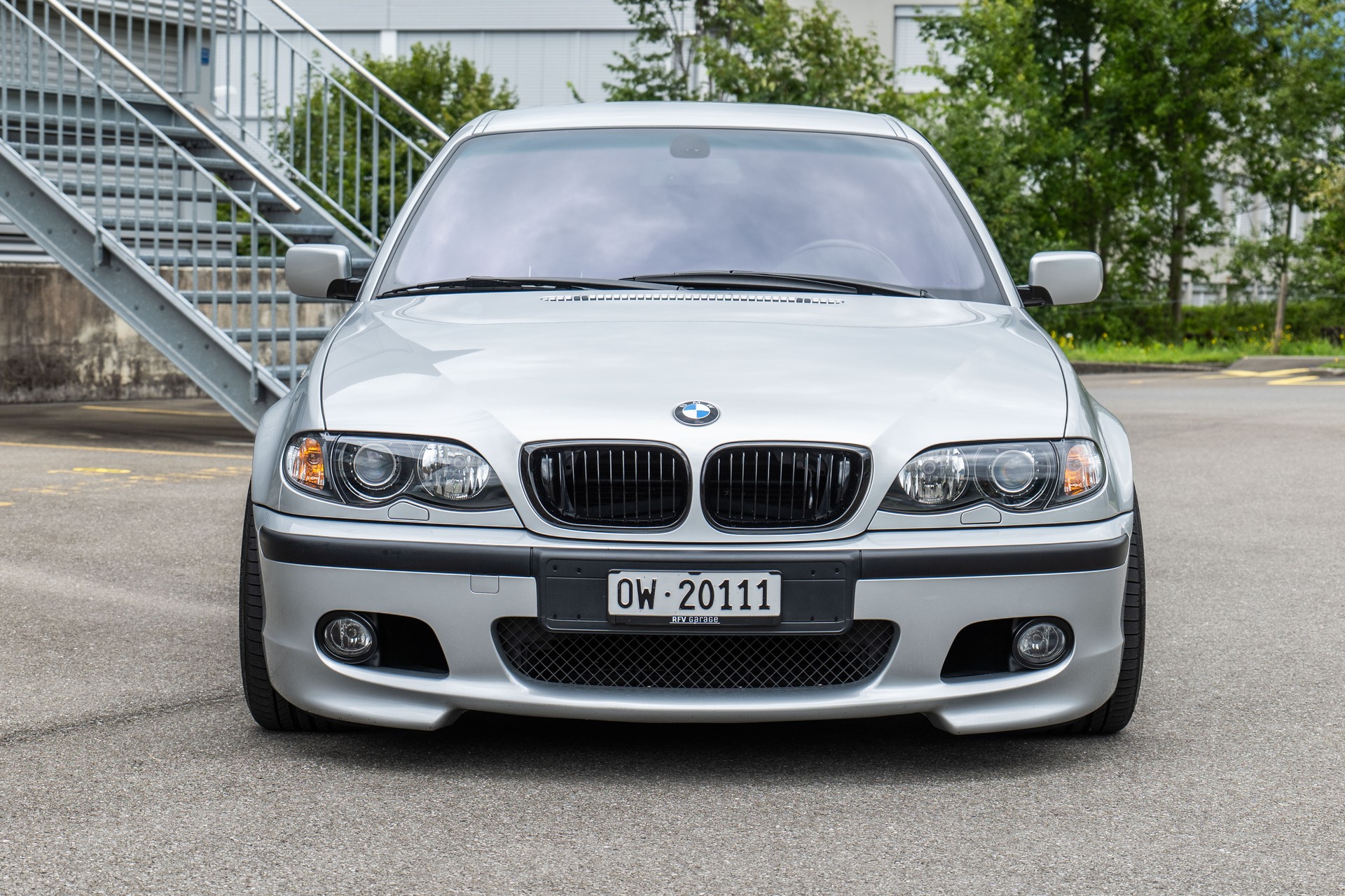 BMW 330i-image-2