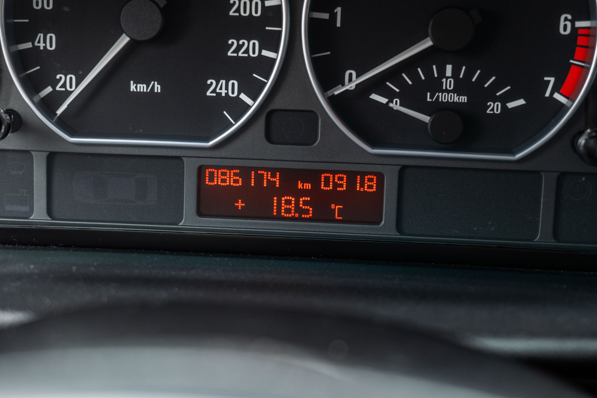 BMW 330i-image-17