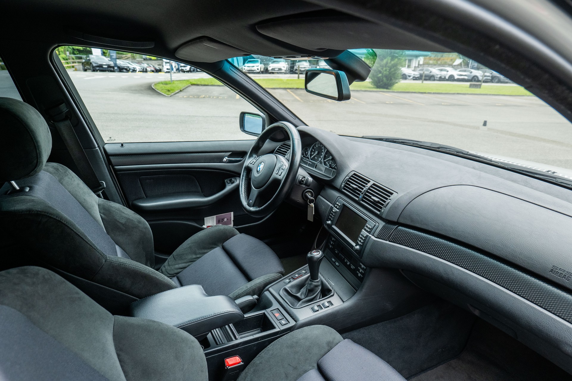 BMW 330i-image-9