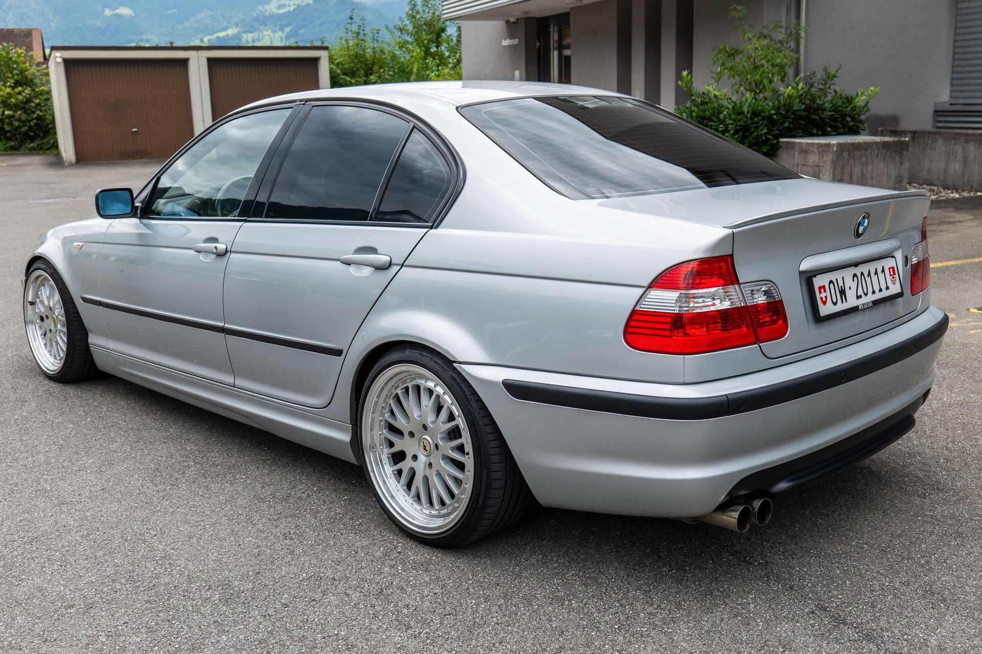 BMW 330i-image-4