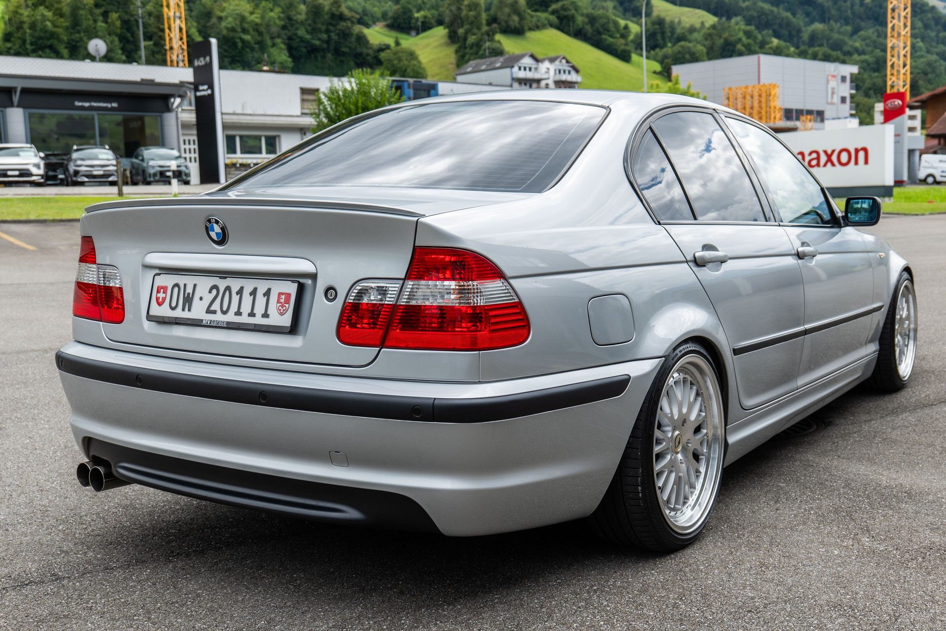 BMW 330i-image-6