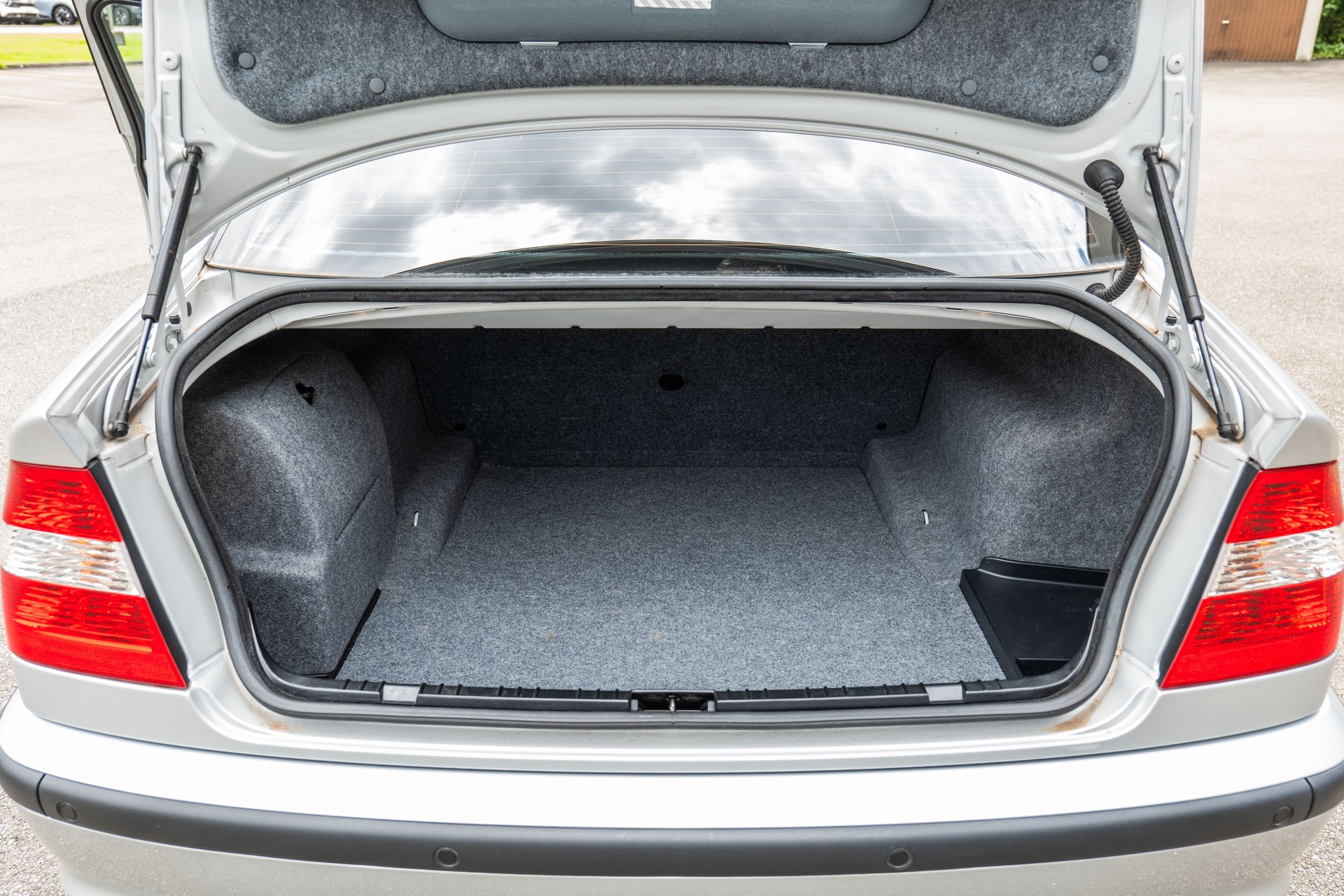 BMW 330i-image-16