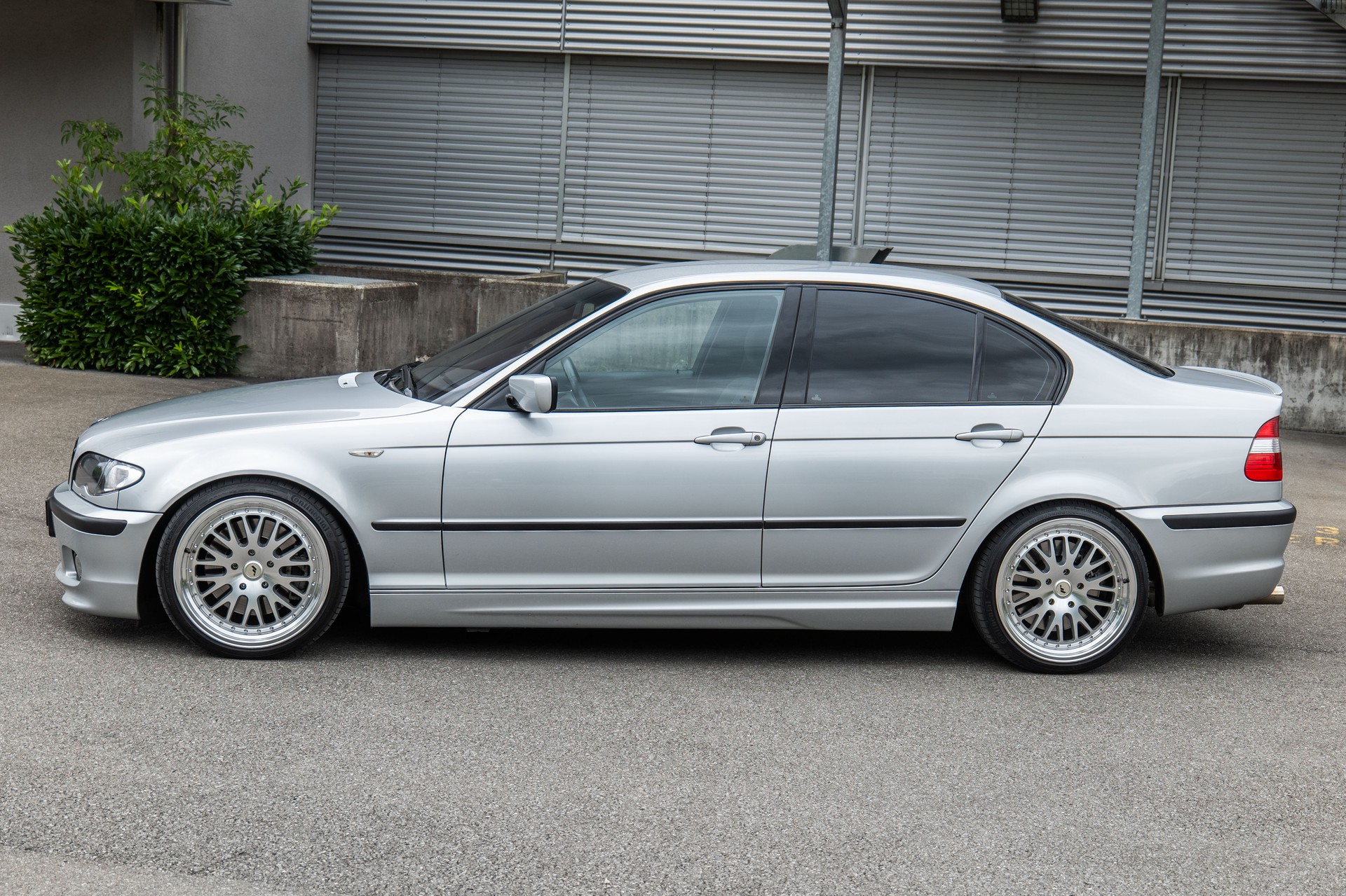 BMW 330i-image-3