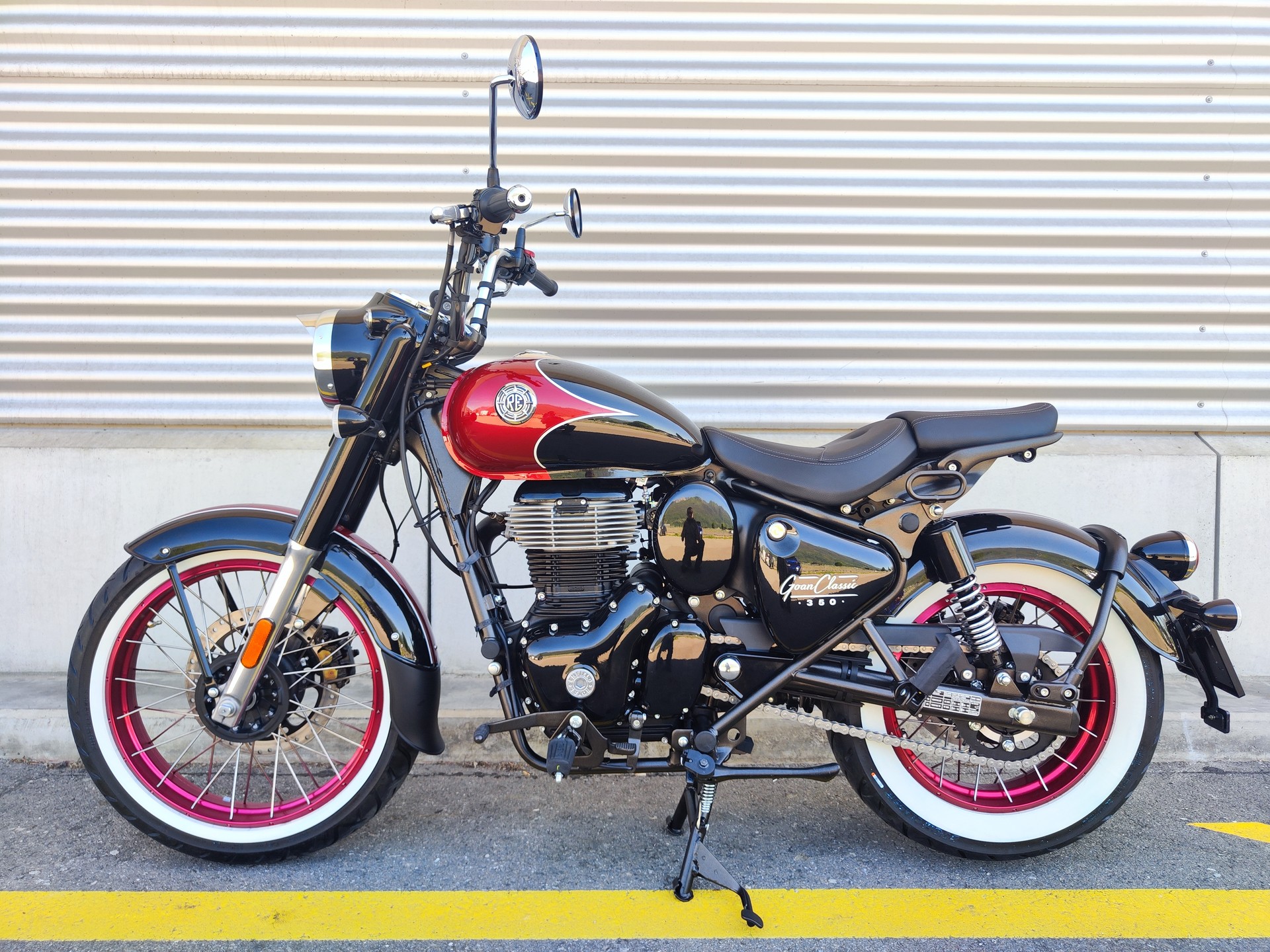 ROYAL ENFIELD Goan 350 Limited-showroom-element-1