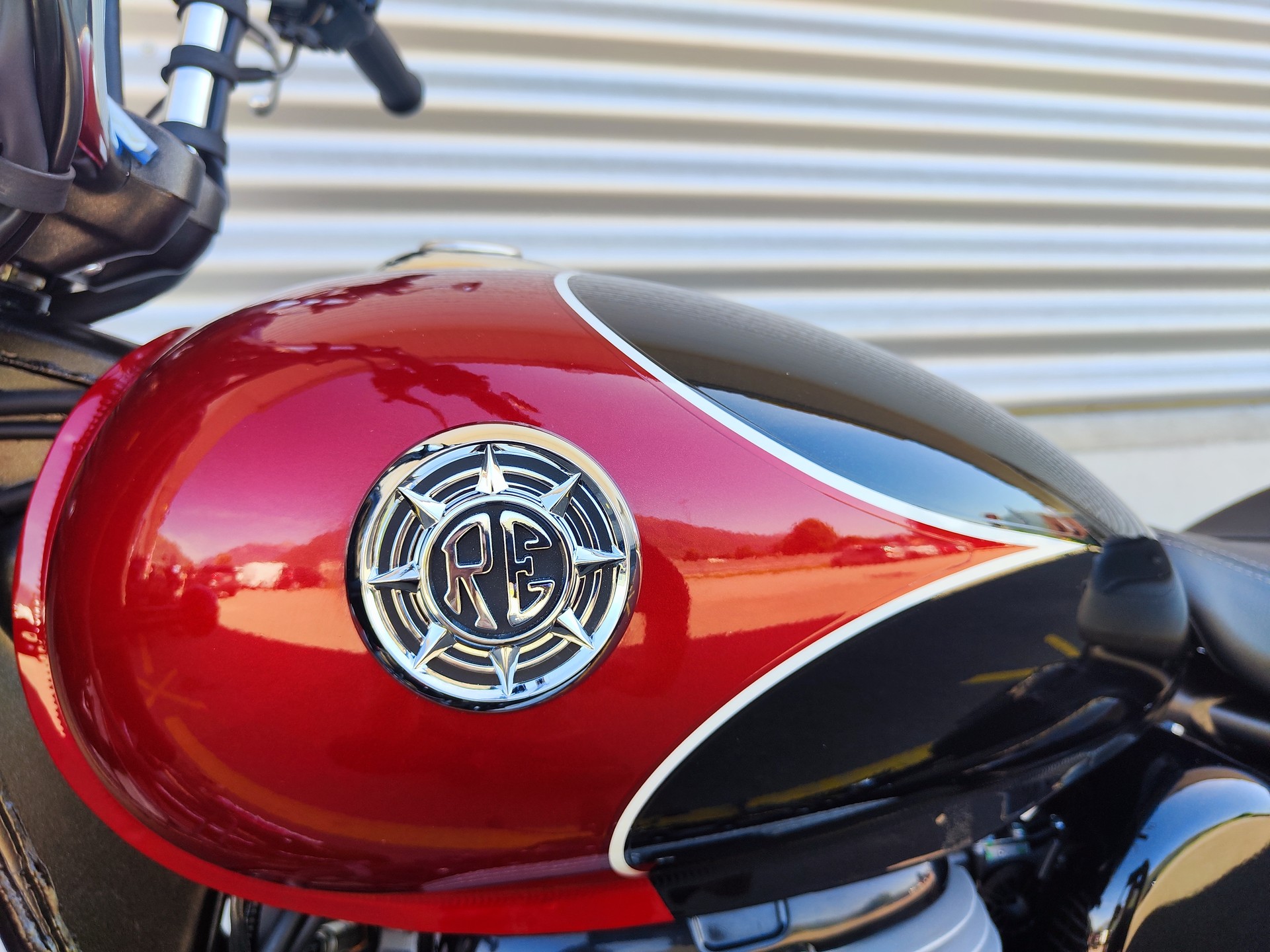 ROYAL ENFIELD Goan 350 Limited-showroom-element-2