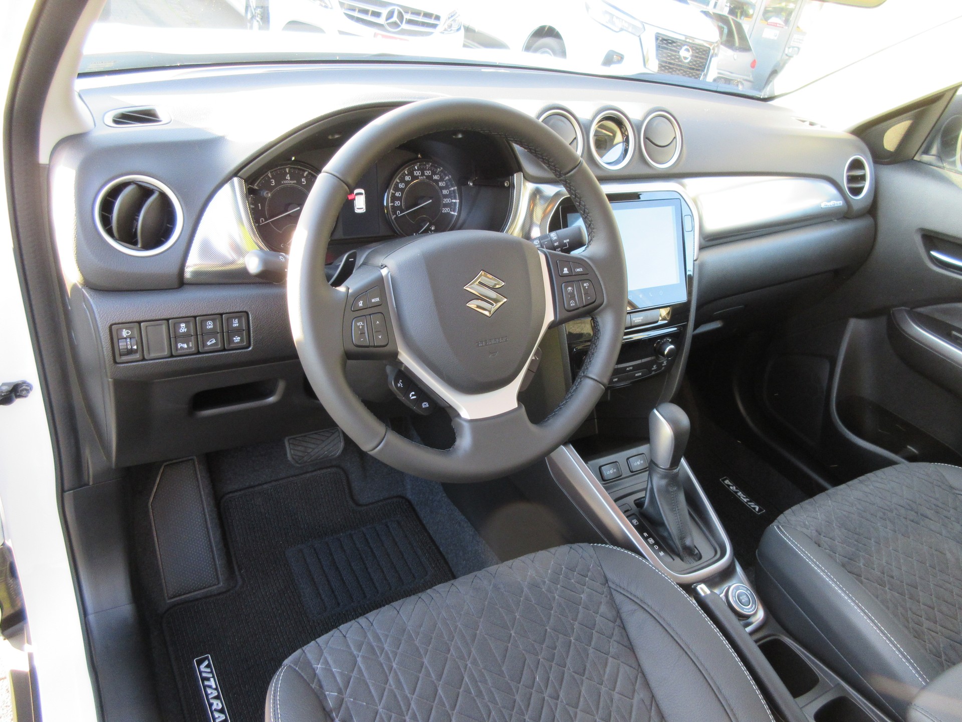 SUZUKI Vitara 1.4 Boosterjet Compact Top 4x4 Hybrid Automatic-image-9