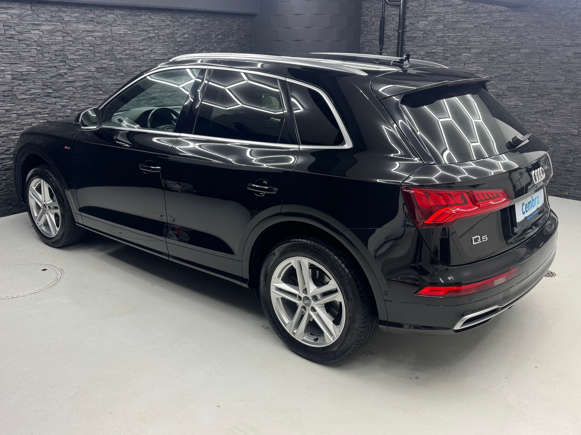 AUDI Q5 2.0 TDI S-Line Sport quattro S-tronic-image-5