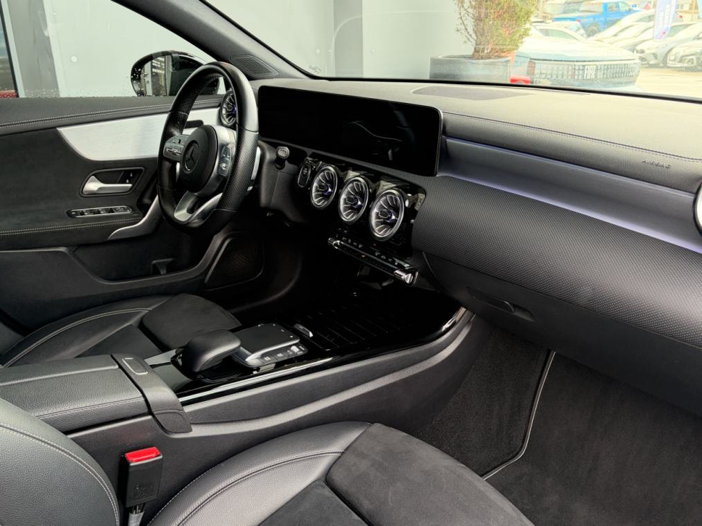 MERCEDES-BENZ A 250e Limousine AMG Line-image-7