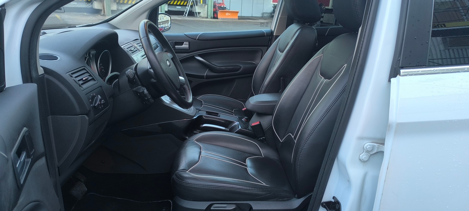 FORD Kuga 2.5 Turbo Individual Titanium 4WD Automatic-image-11