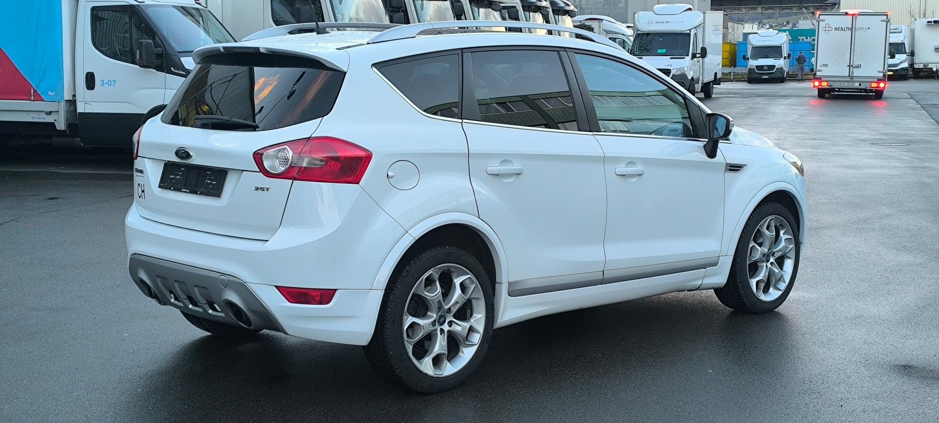 FORD Kuga 2.5 Turbo Individual Titanium 4WD Automatic-image-3