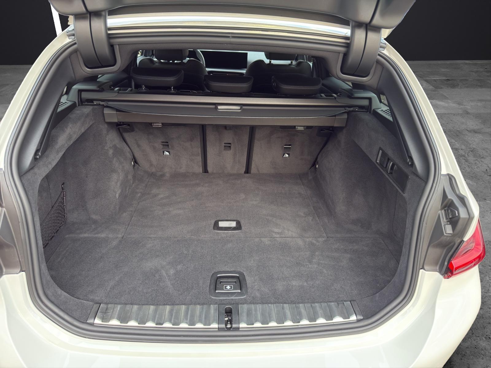 BMW 320d xDrive Touring-image-5