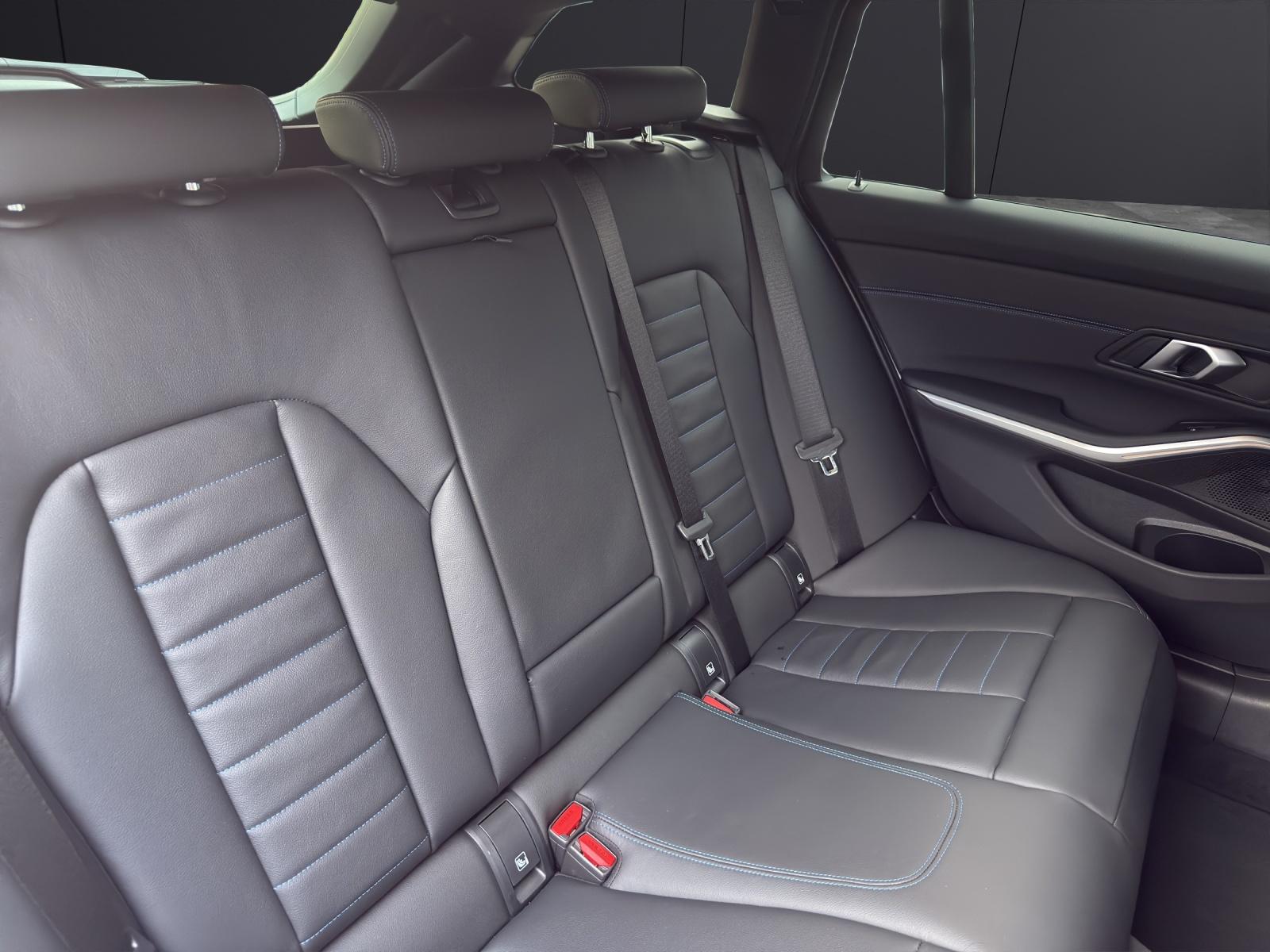 BMW 320d xDrive Touring-image-11