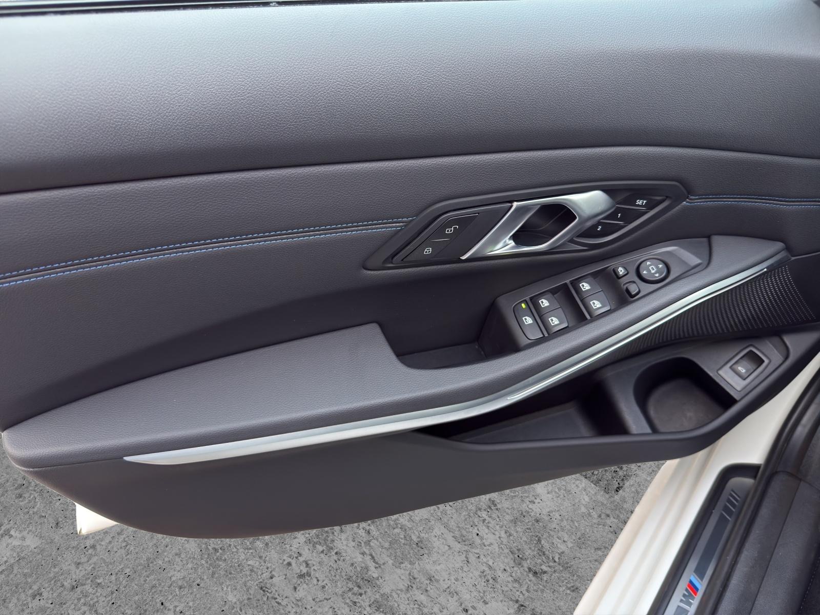 BMW 320d xDrive Touring-image-12