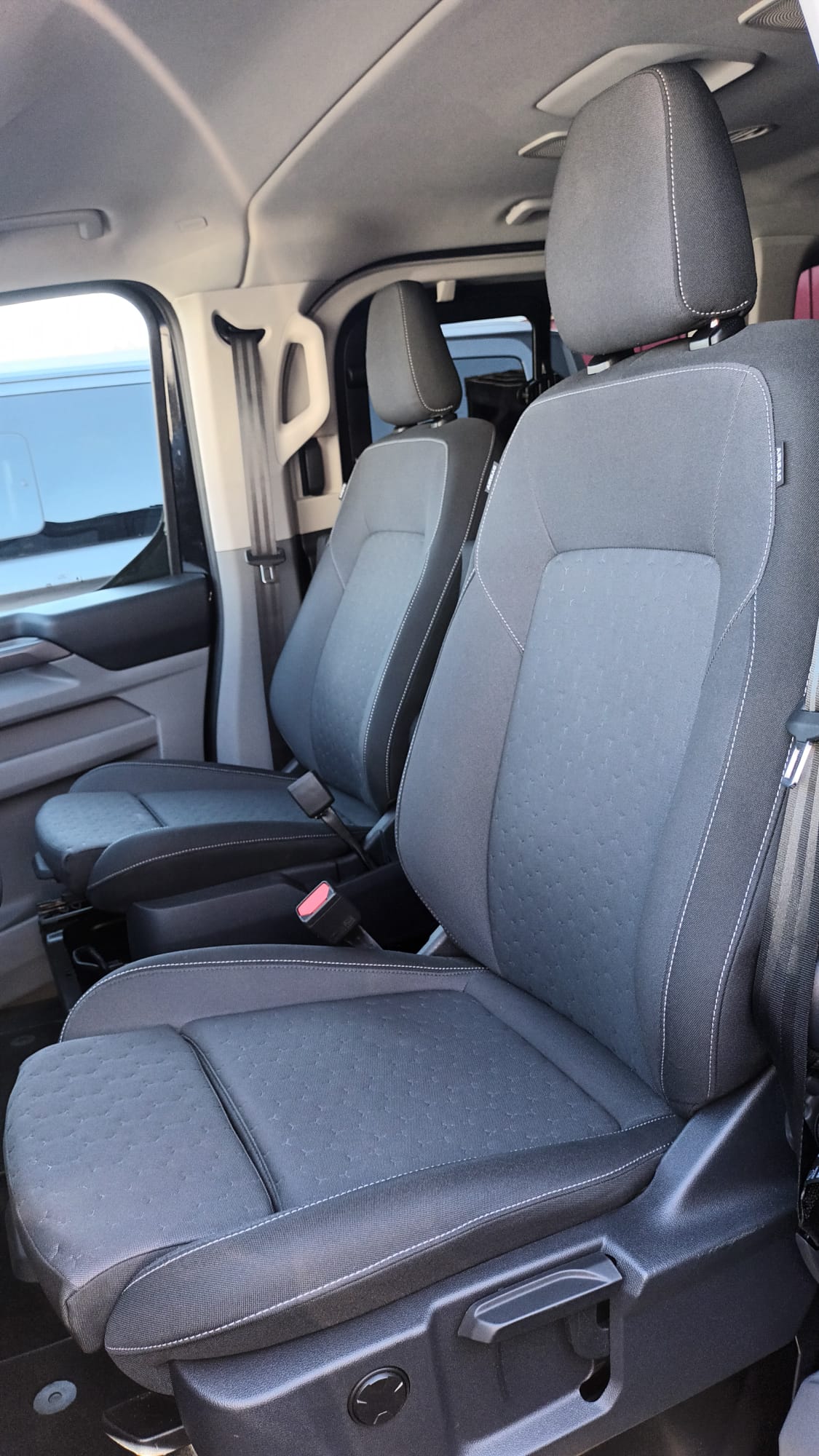 FORD Tourneo Bus 320 L1H1 Titanium Automat 4x4-image-13