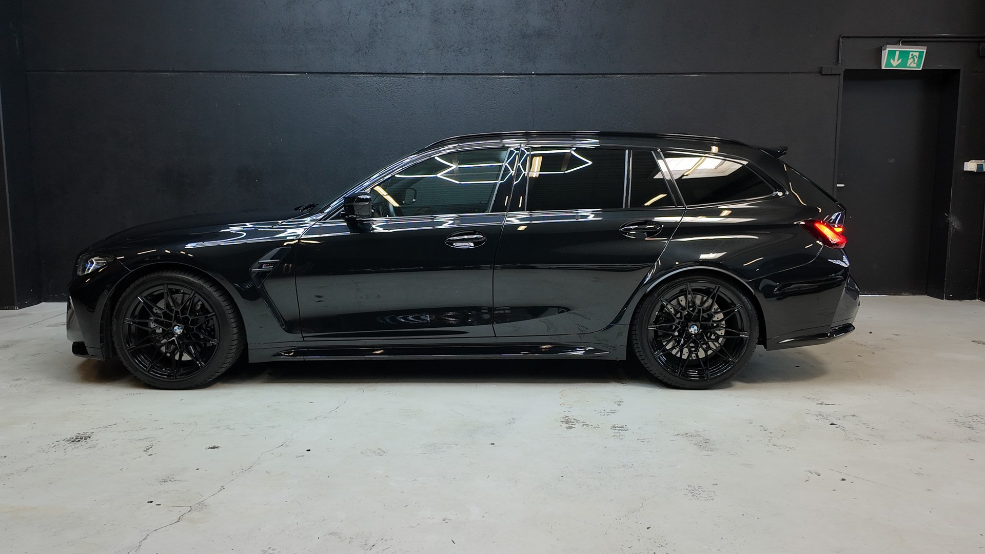 BMW M3 Touring xDrive Competition M-showroom-element-2