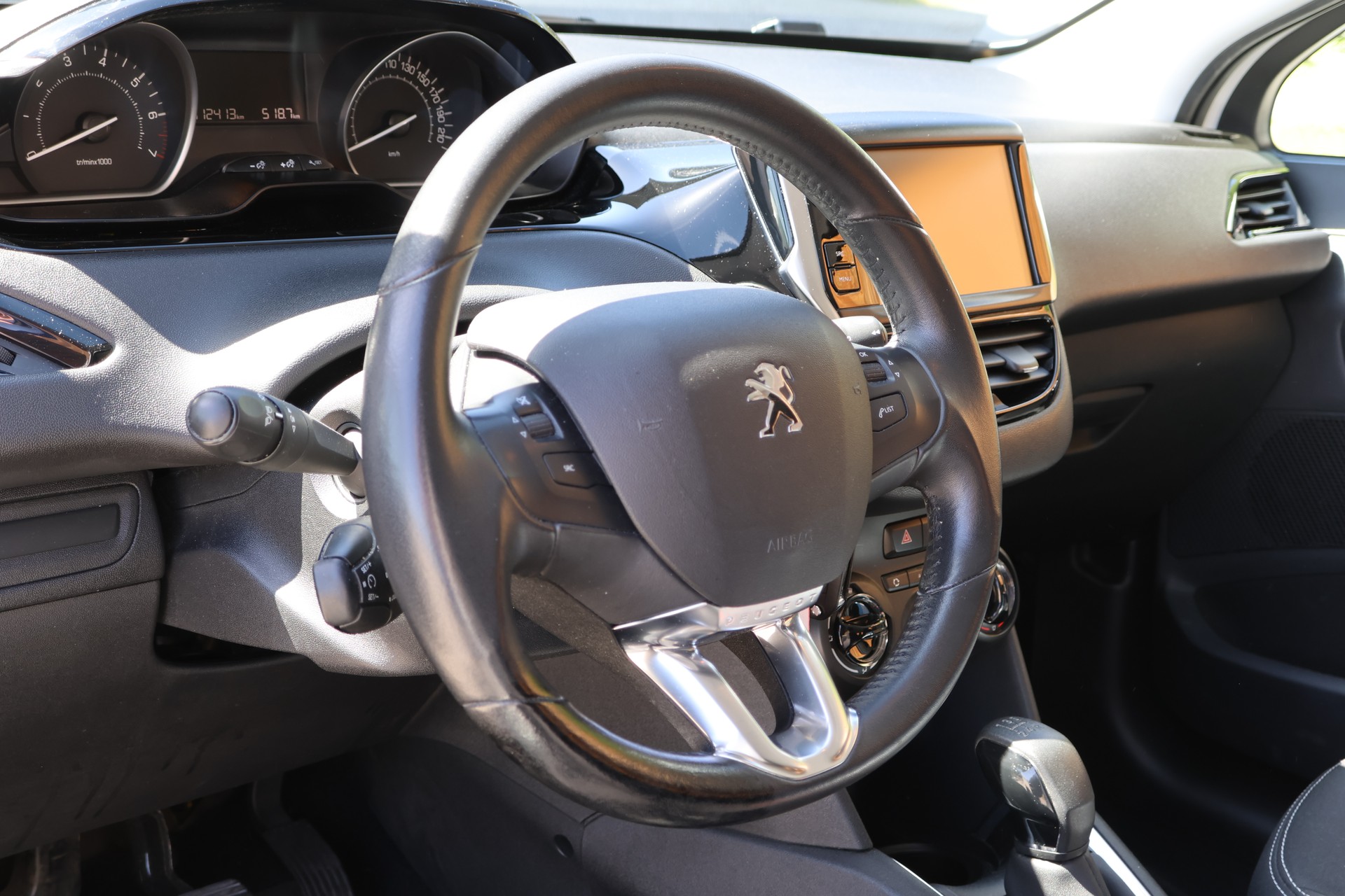 PEUGEOT 208 1.2 PureTech Signature-image-4