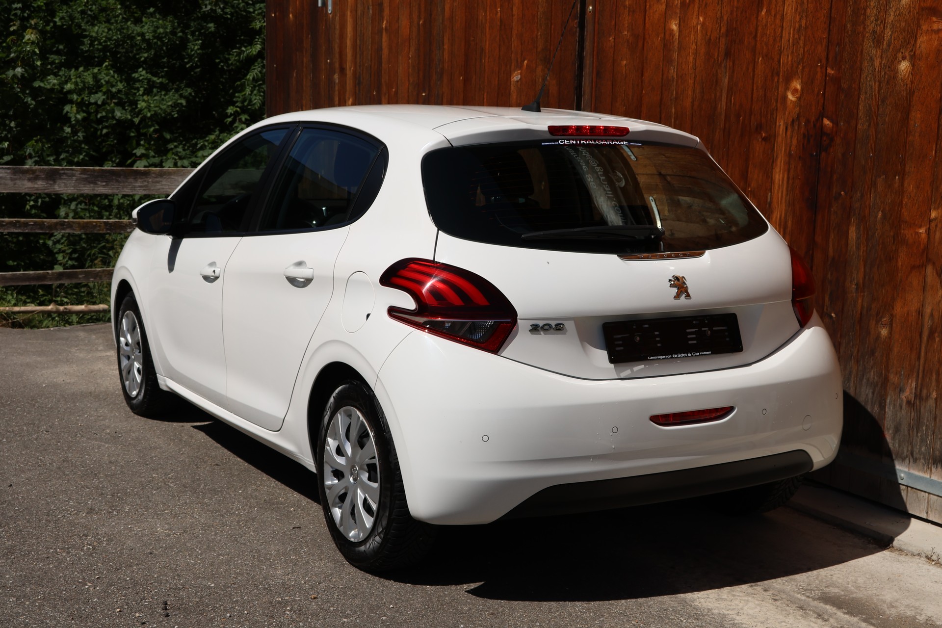 PEUGEOT 208 1.2 PureTech Signature-image-2