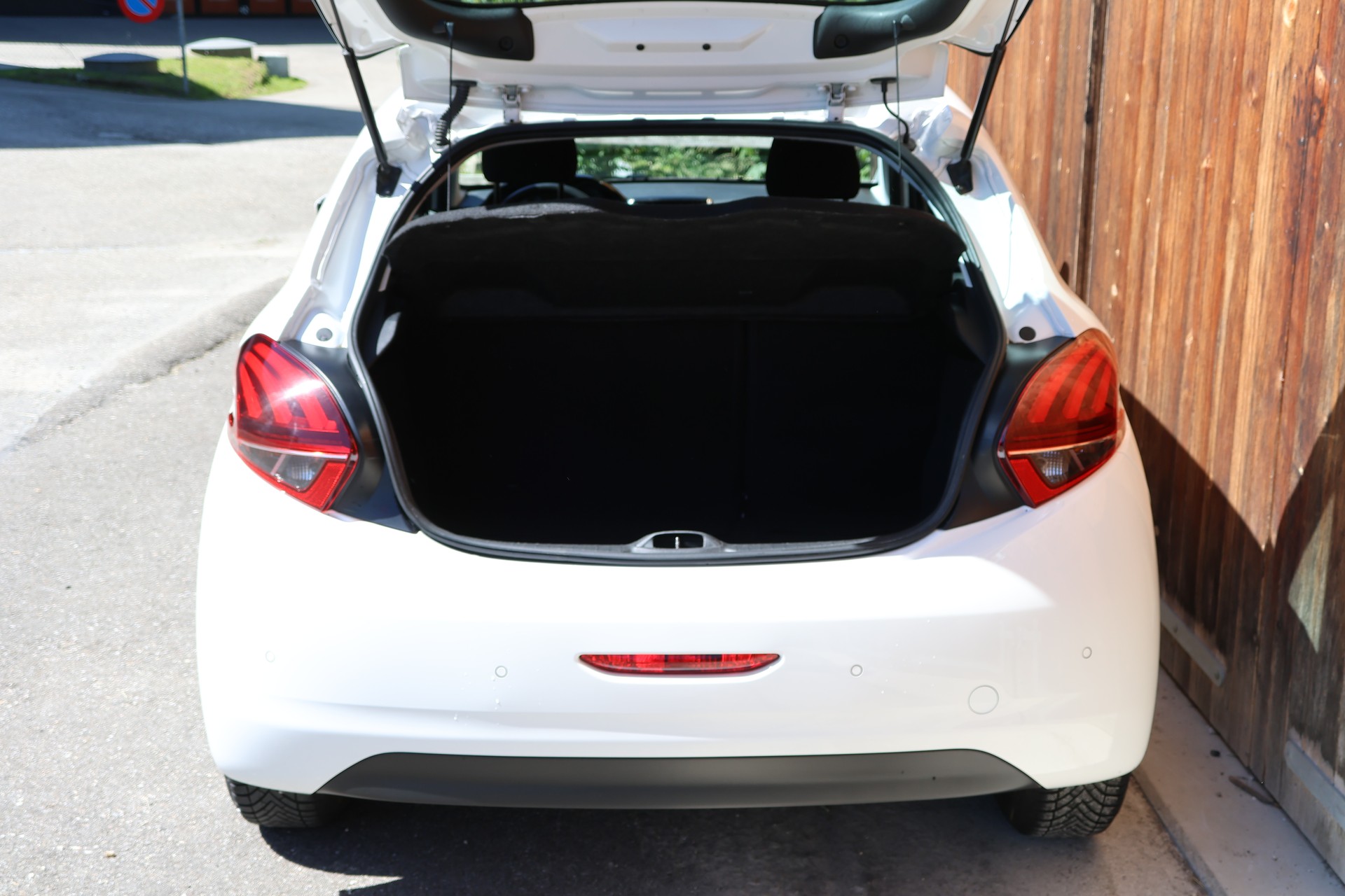 PEUGEOT 208 1.2 PureTech Signature-image-11