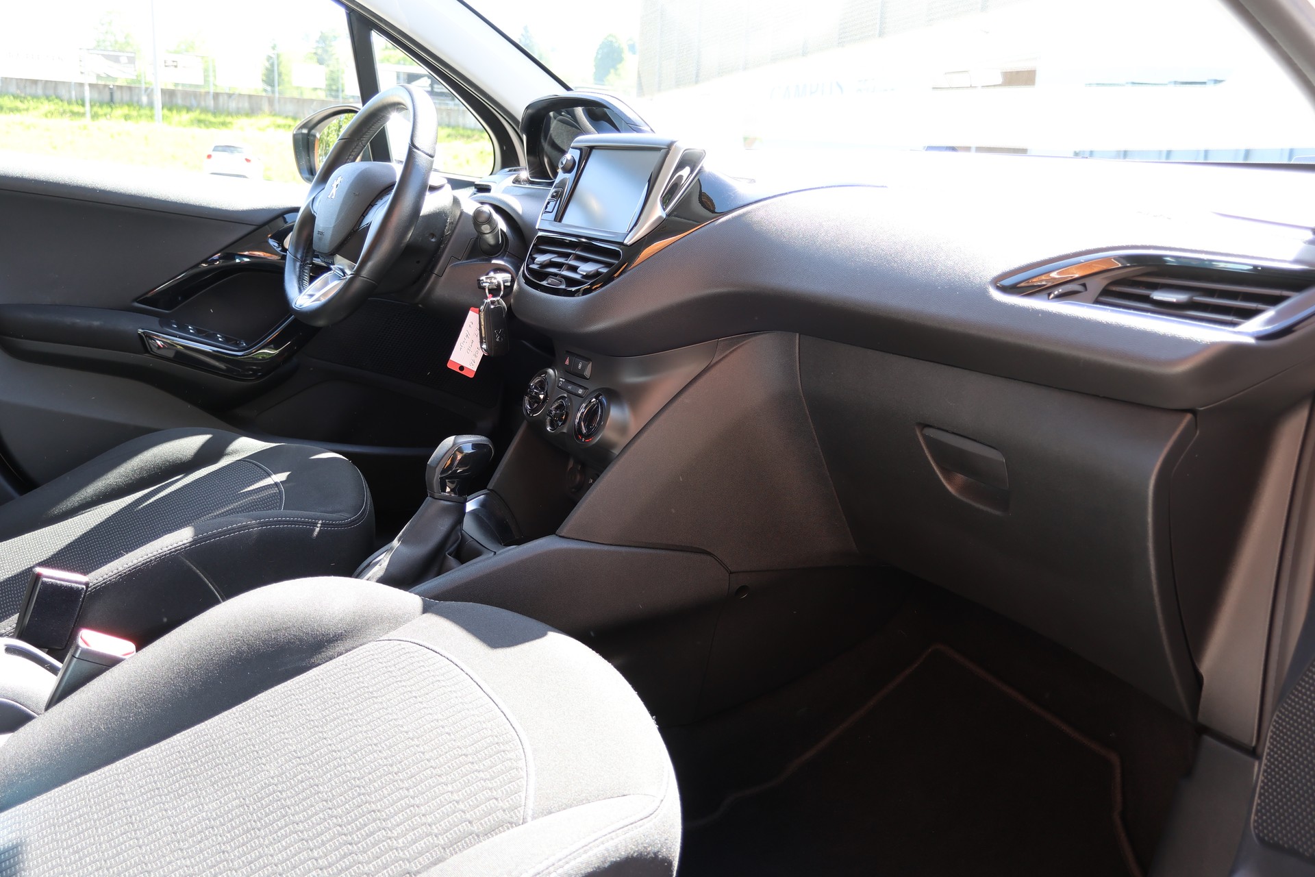 PEUGEOT 208 1.2 PureTech Signature-image-9