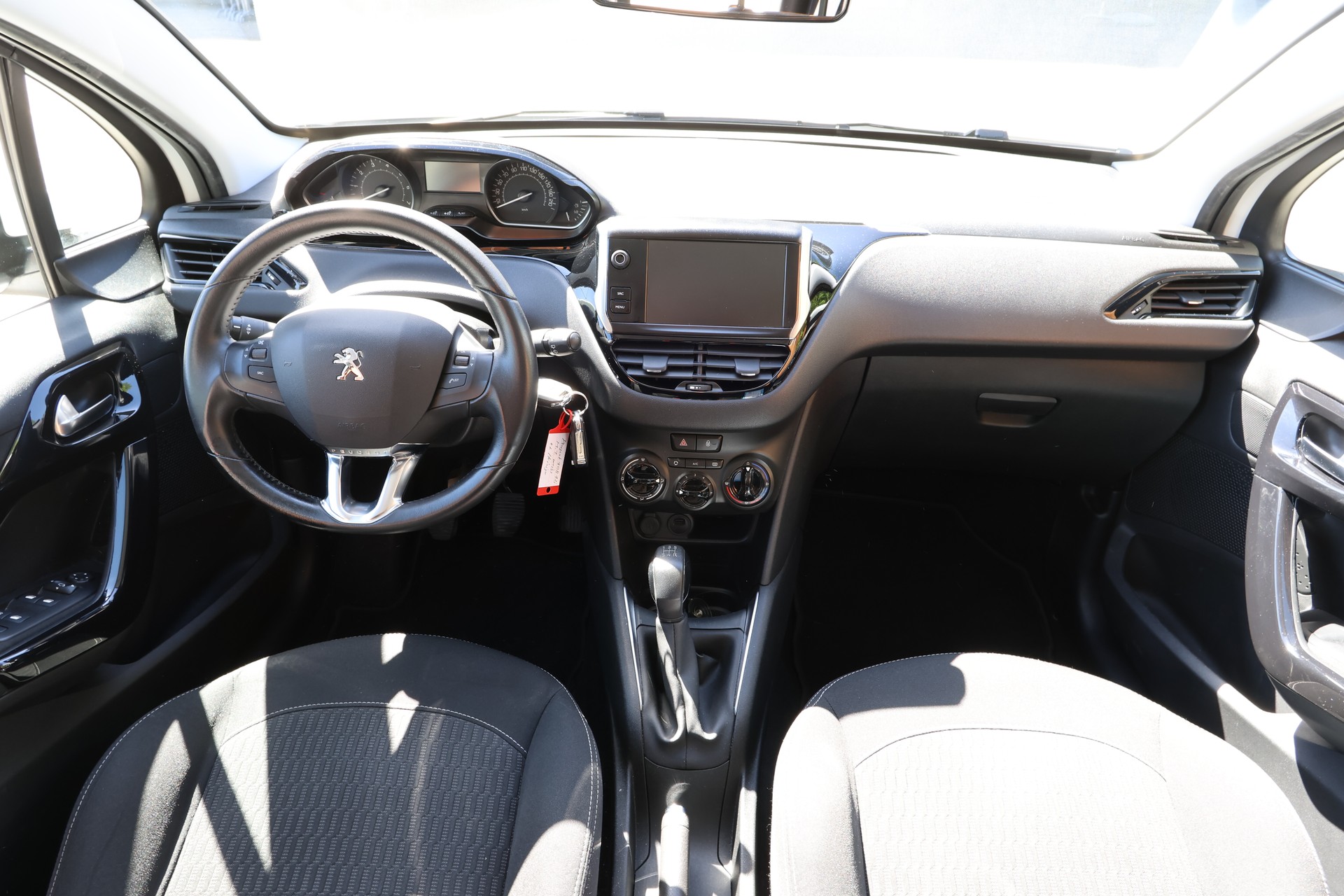 PEUGEOT 208 1.2 PureTech Signature-image-3