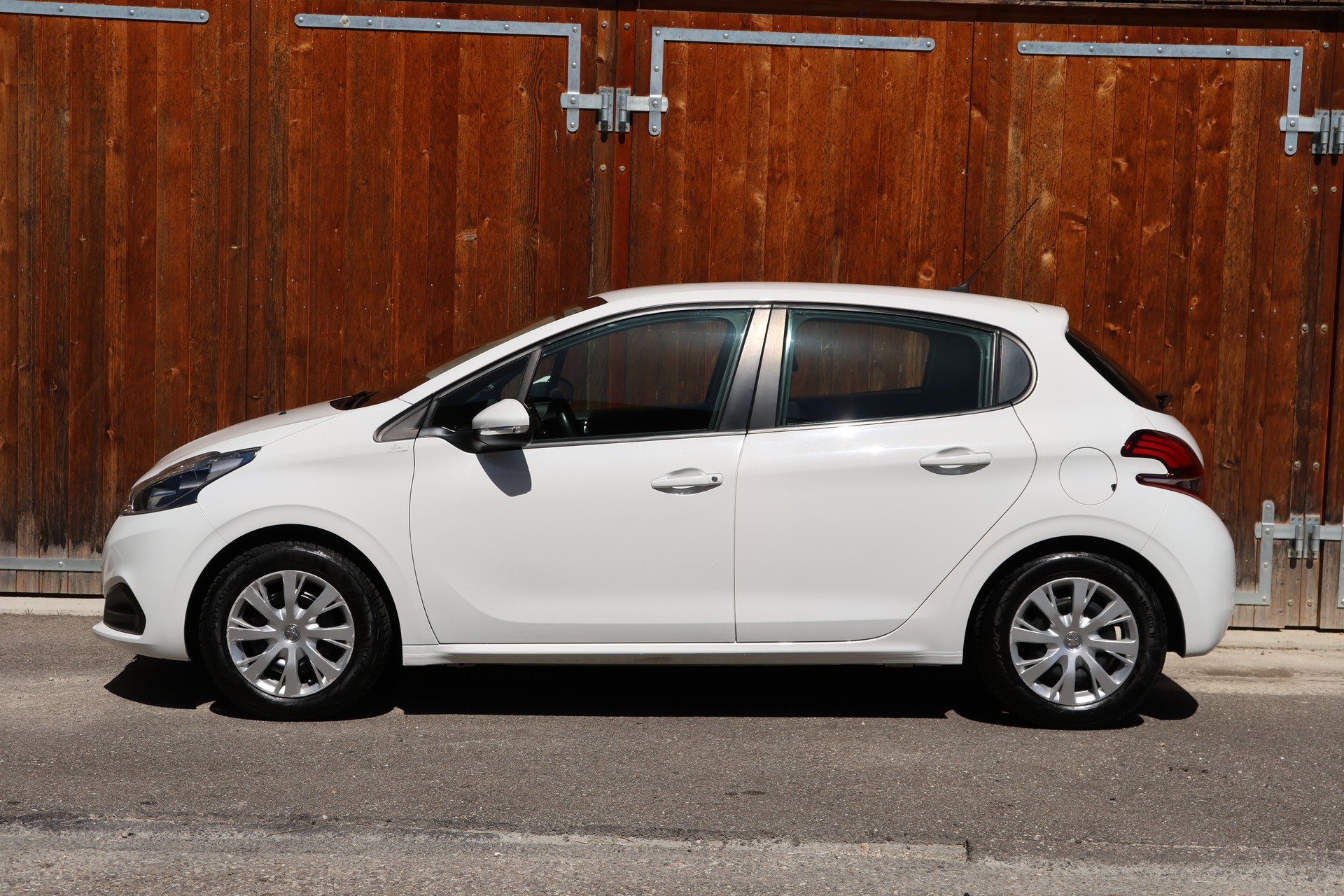 PEUGEOT 208 1.2 PureTech Signature-image-1