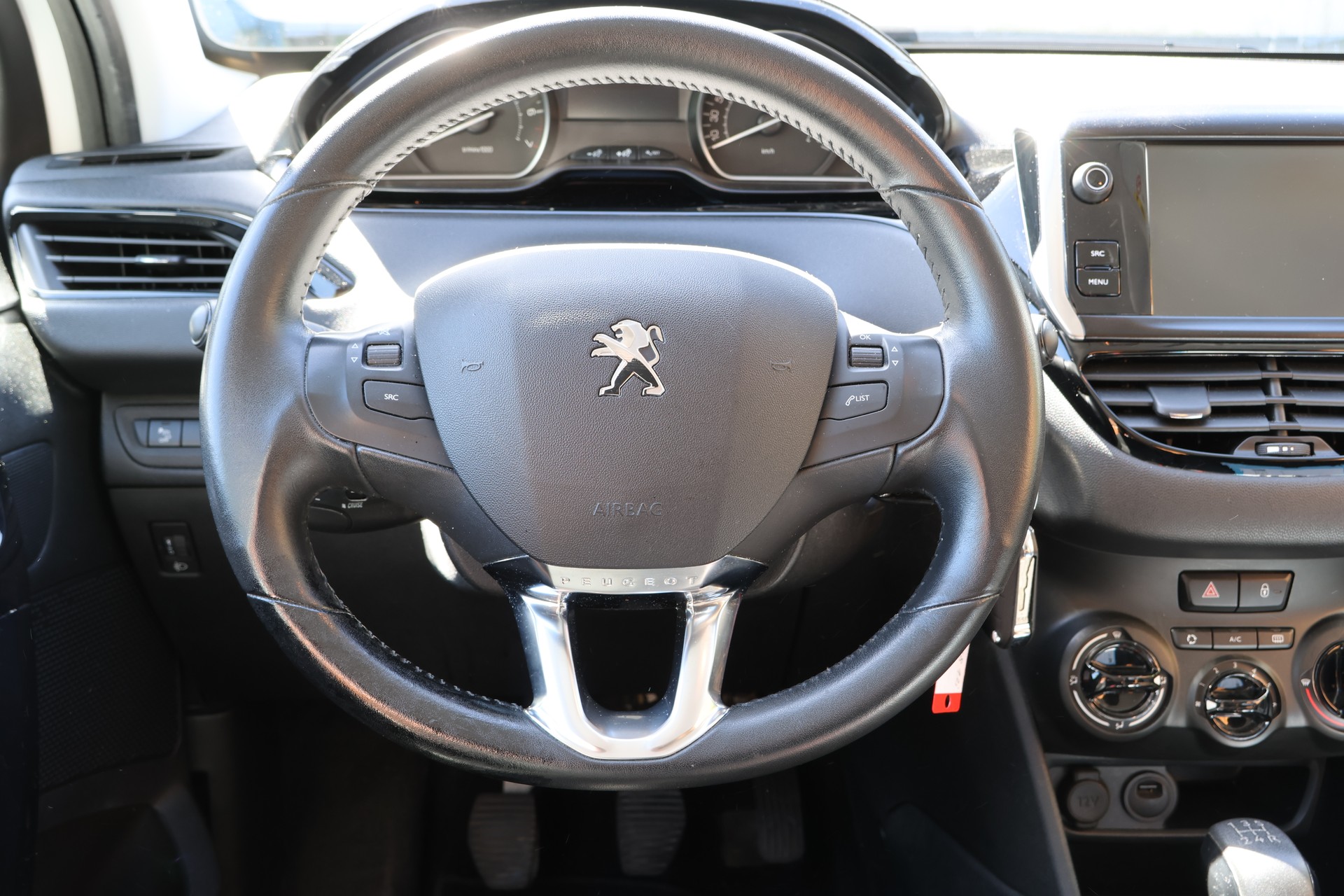 PEUGEOT 208 1.2 PureTech Signature-image-5