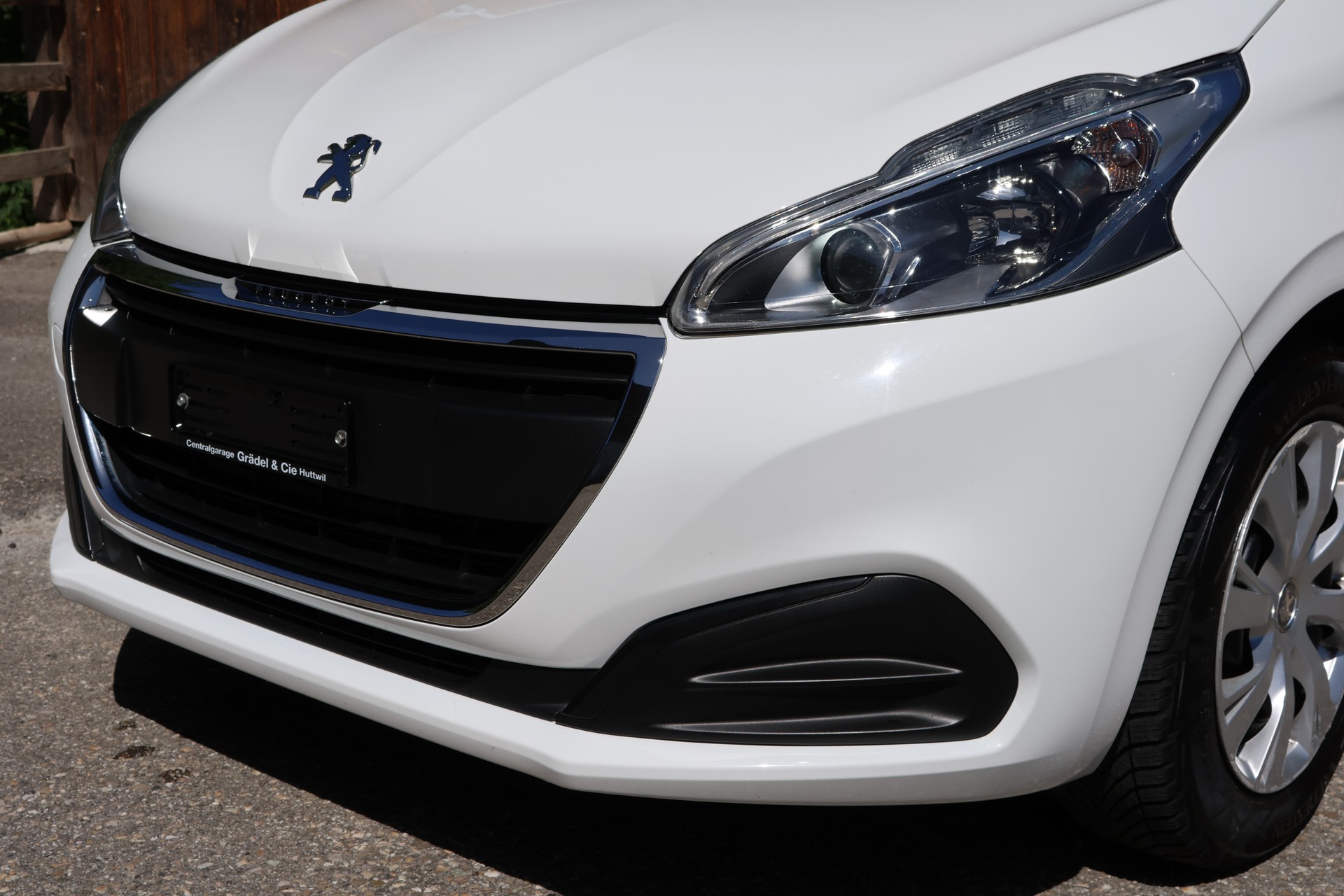 PEUGEOT 208 1.2 PureTech Signature-image-12