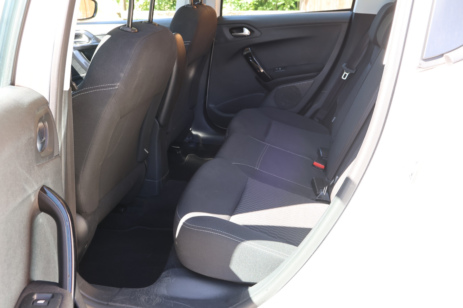 PEUGEOT 208 1.2 PureTech Signature-image-10