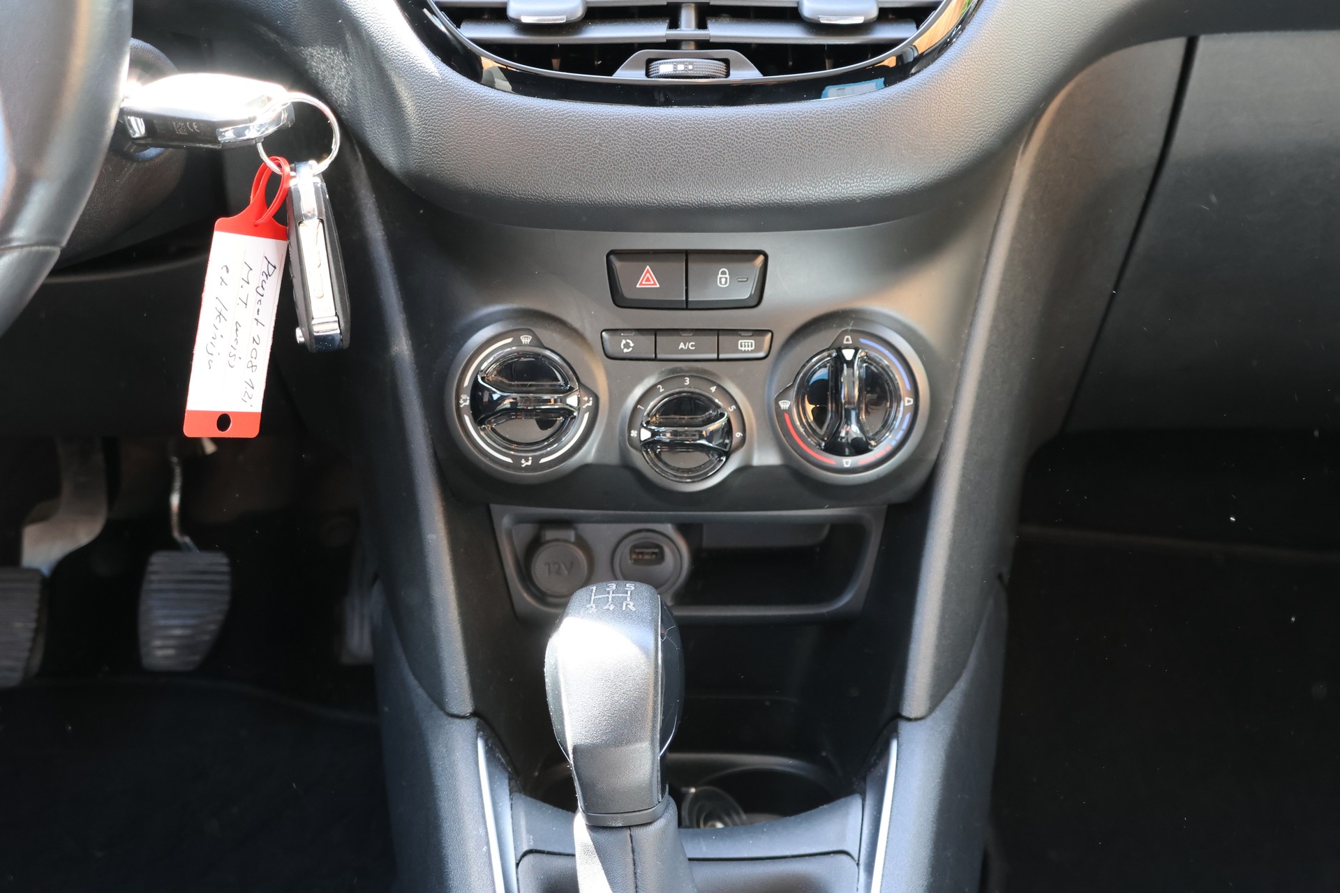 PEUGEOT 208 1.2 PureTech Signature-image-7