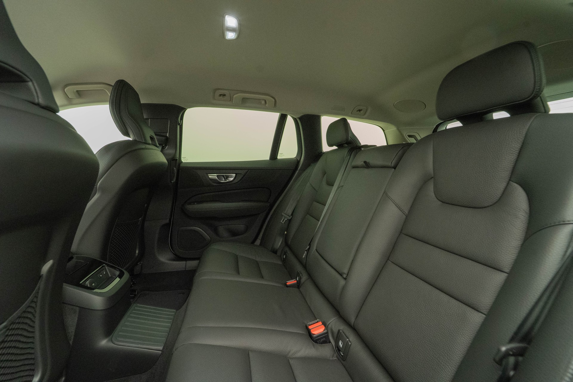 VOLVO V60 2.0 T6 TE Plus Dark eAWD-image-8