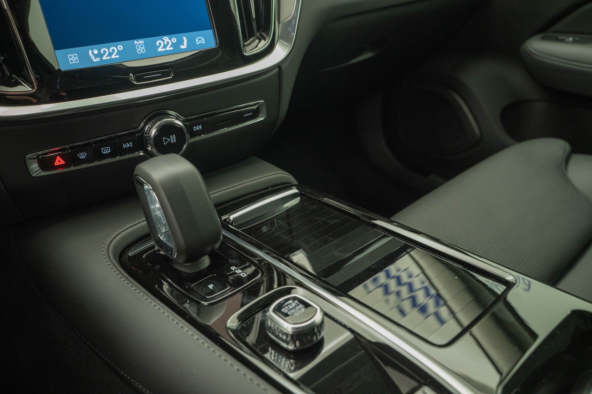 VOLVO V60 2.0 T6 TE Plus Dark eAWD-image-12