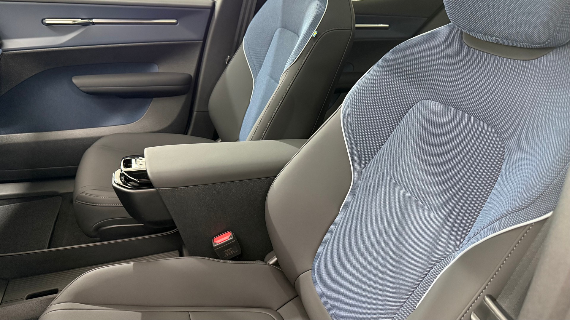 VOLVO EX 30 CC E60 Twin Performance A-image-11